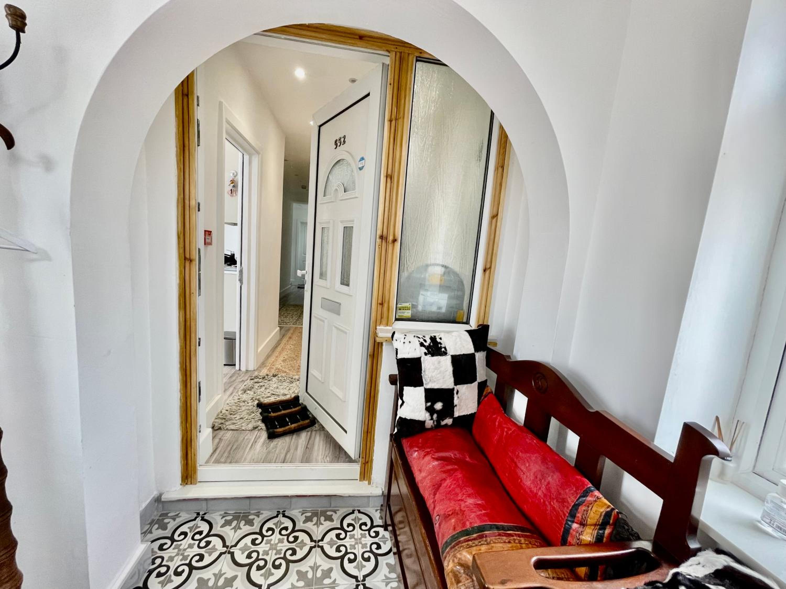 Luxury En-suite 6 Bedroom House - West London view 3