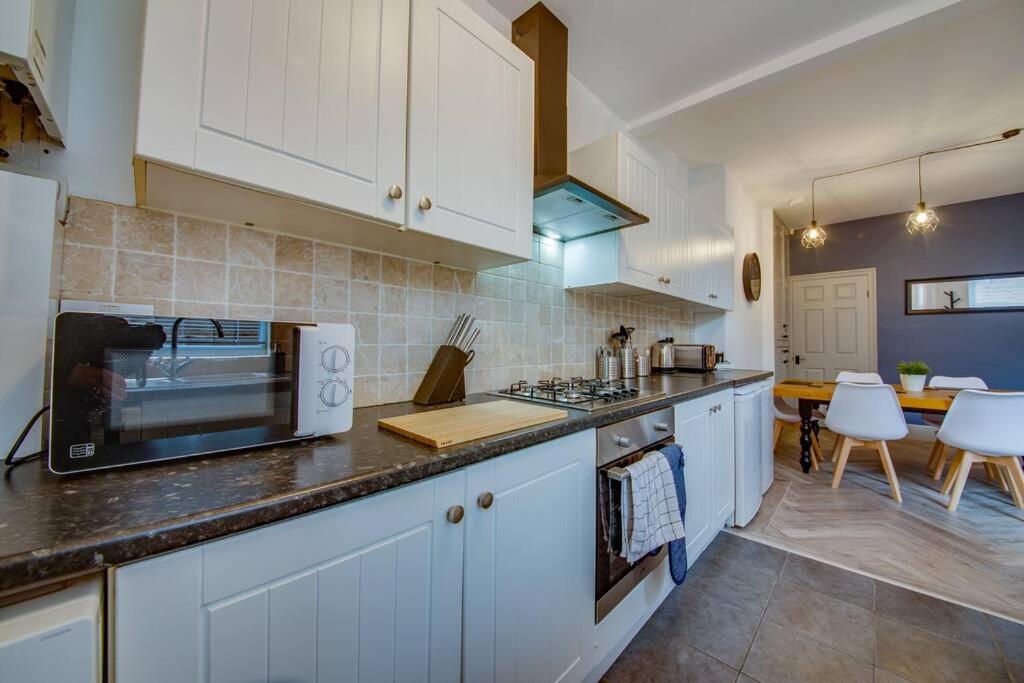 Guest Road - Stylish 3 Bedroom House view 5