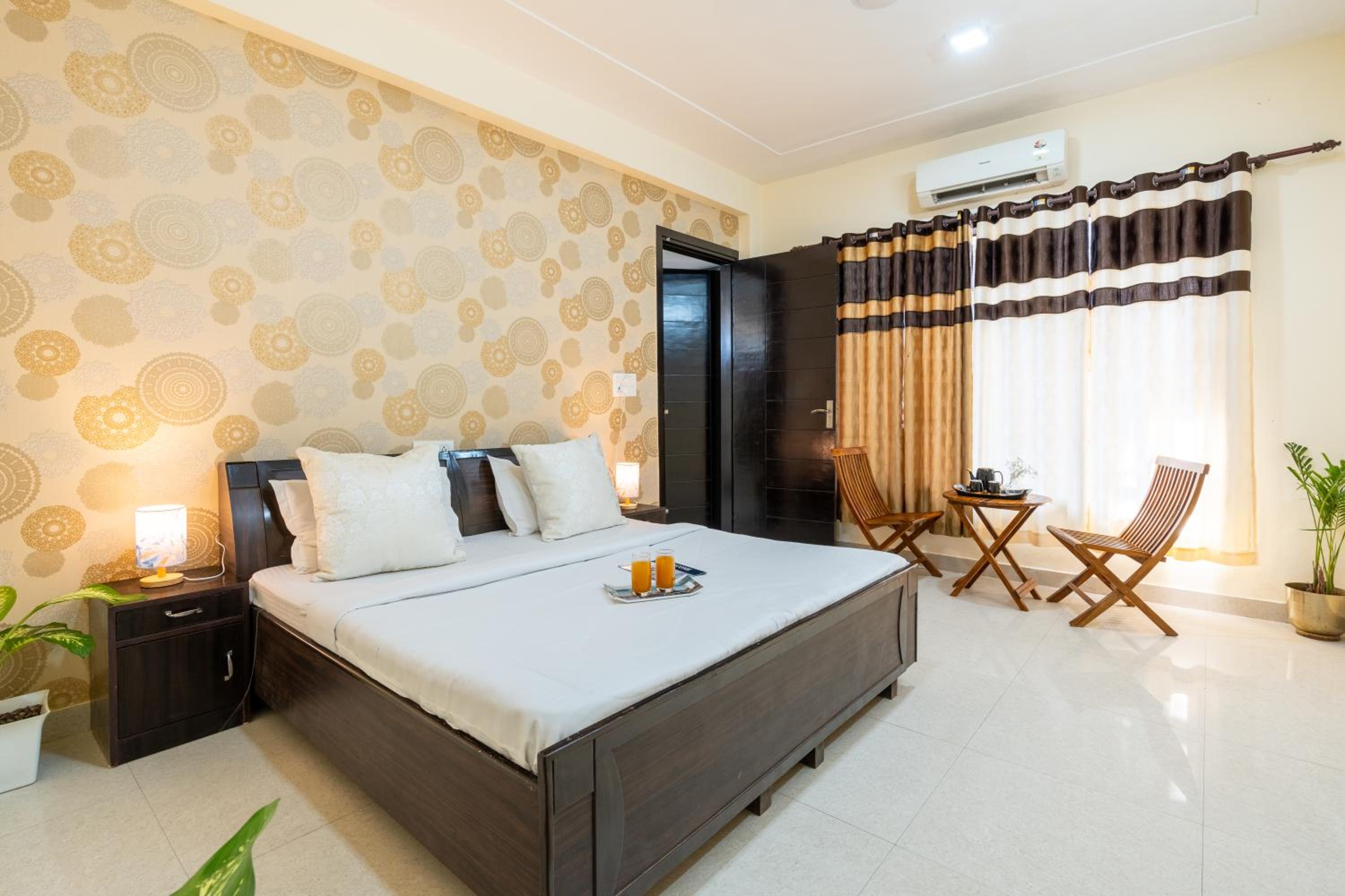 Homlee-Jumbo 1BHK-2AC-Kitchen-Lift-Parking-Tapovan view 5