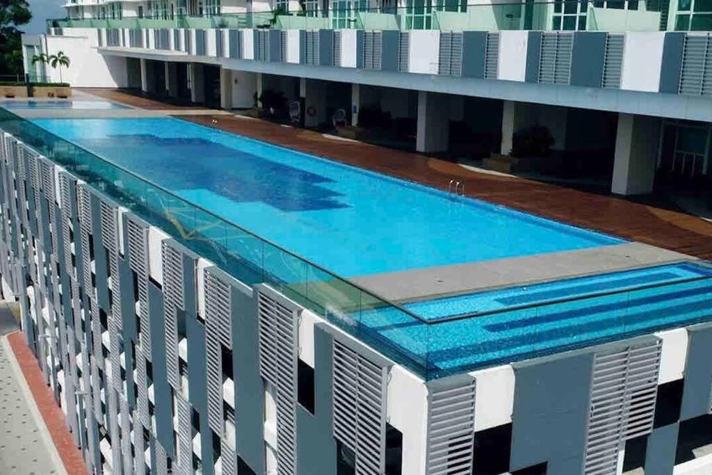 Paragon Seaview 30th Floor【2BR Near CIQ】Netflix