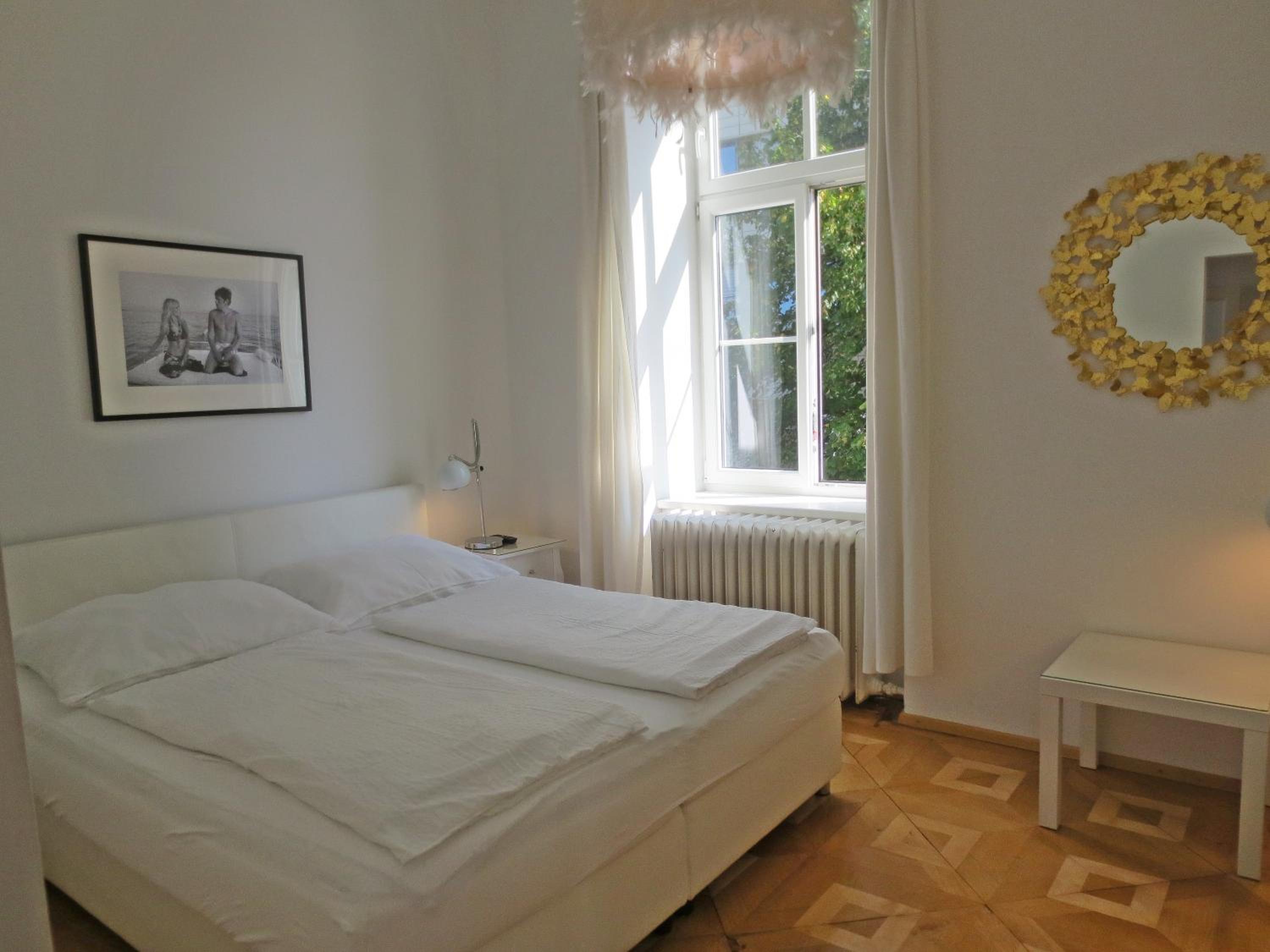 WOLKE, Apartment mit Balkon am Fluss, Zentrum, Parkplatz