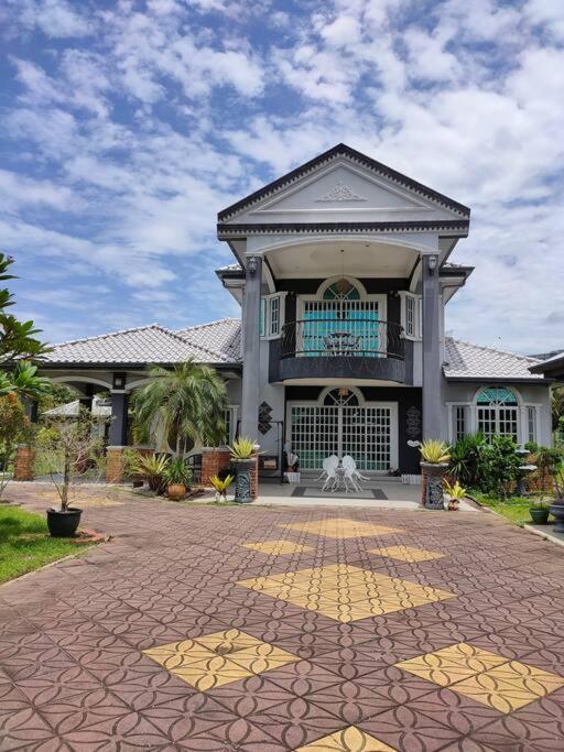 The Bungalow Homestay with Private Pool by Cheta photo 1
