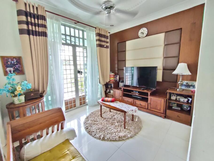 The Bungalow Homestay with Private Pool by Cheta photo 6