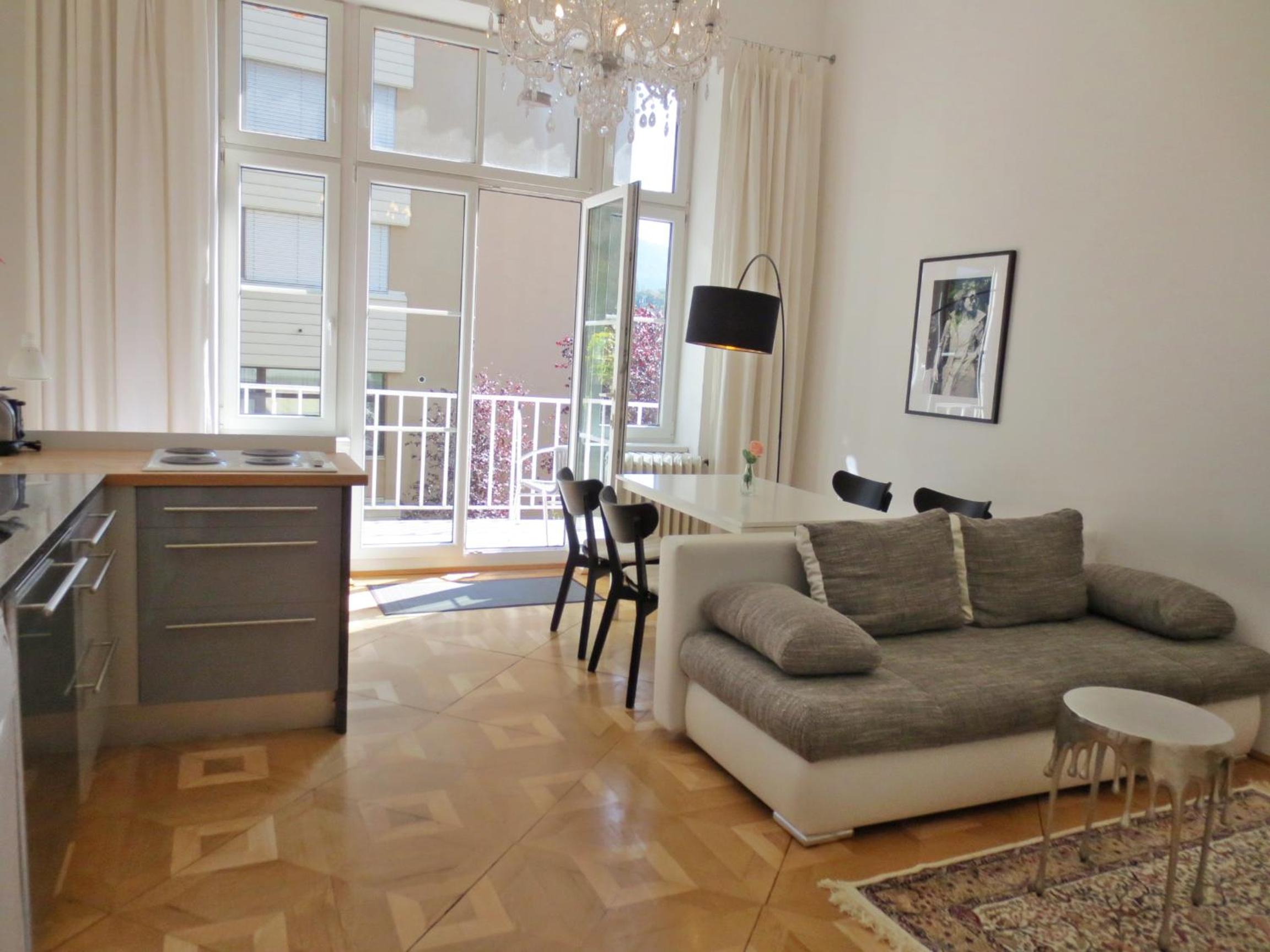 WOLKE, Apartment mit Balkon am Fluss, Zentrum, Parkplatz