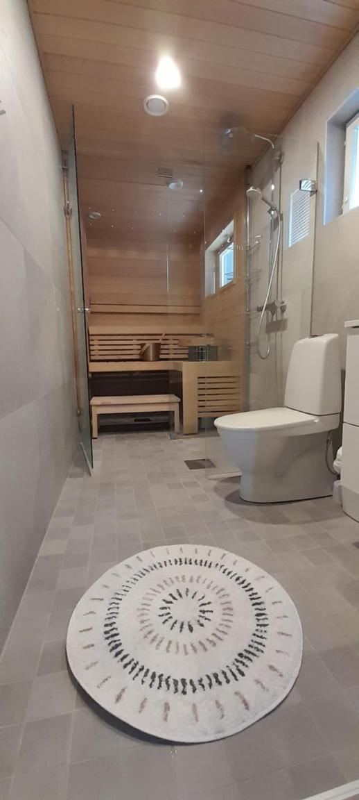 Valoisa talo lähellä palveluita