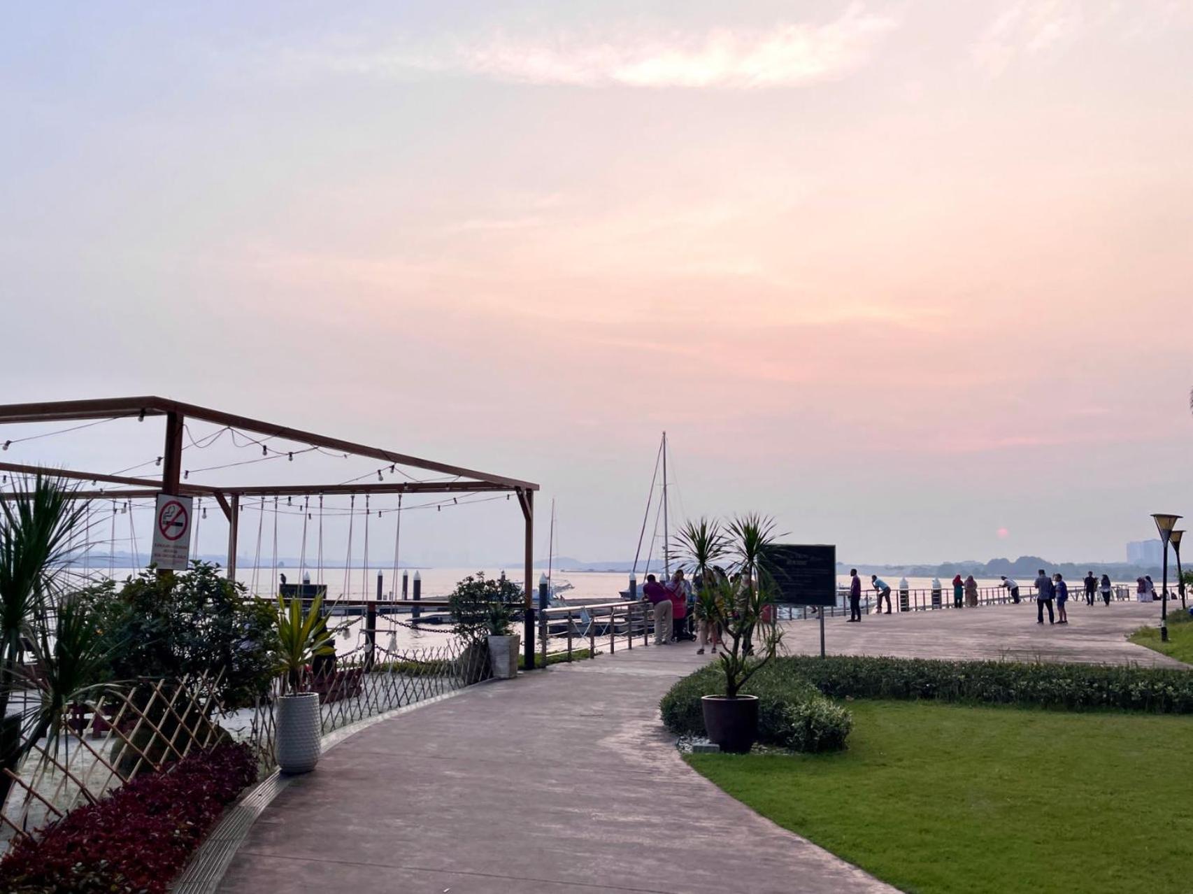Modern Seaview Near CIQ Johor Bahru 3B3B