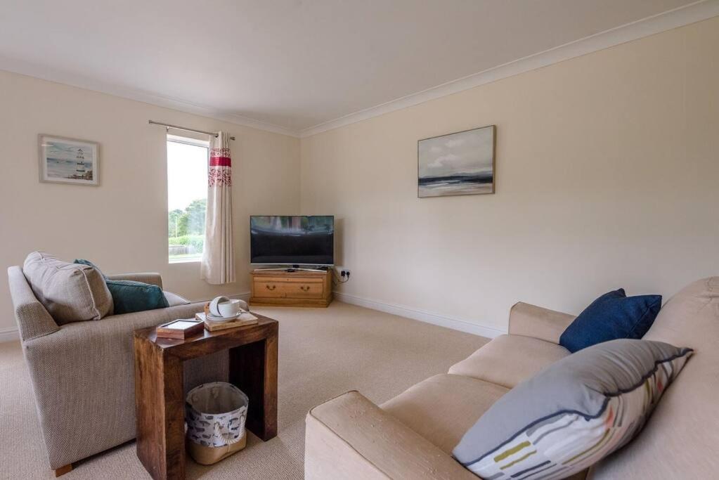 Grove Farm Bungalow and Annexe, Dallinghoo view 3
