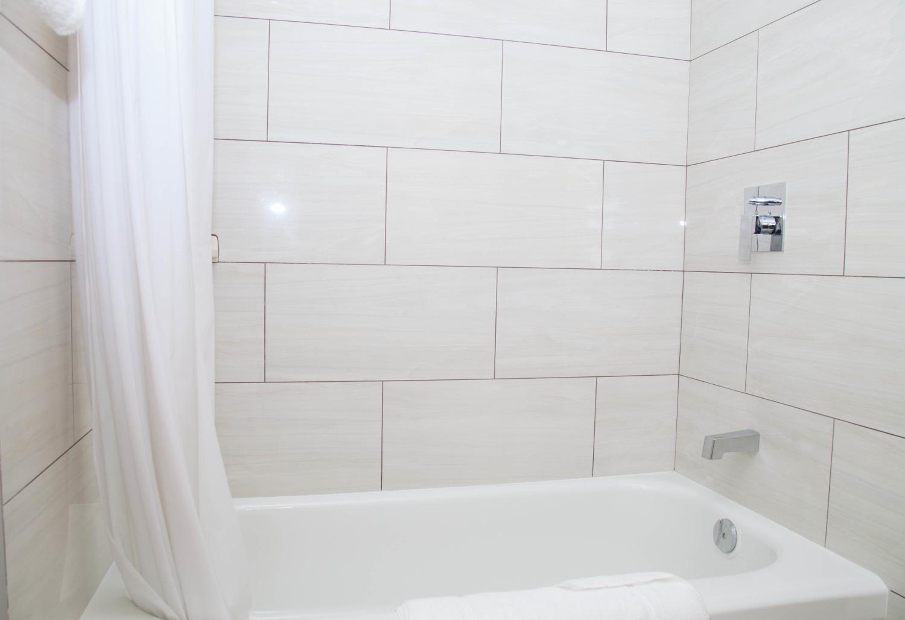 Hinton Vacations - Twin Pine Inn  Suites - Property Image 6