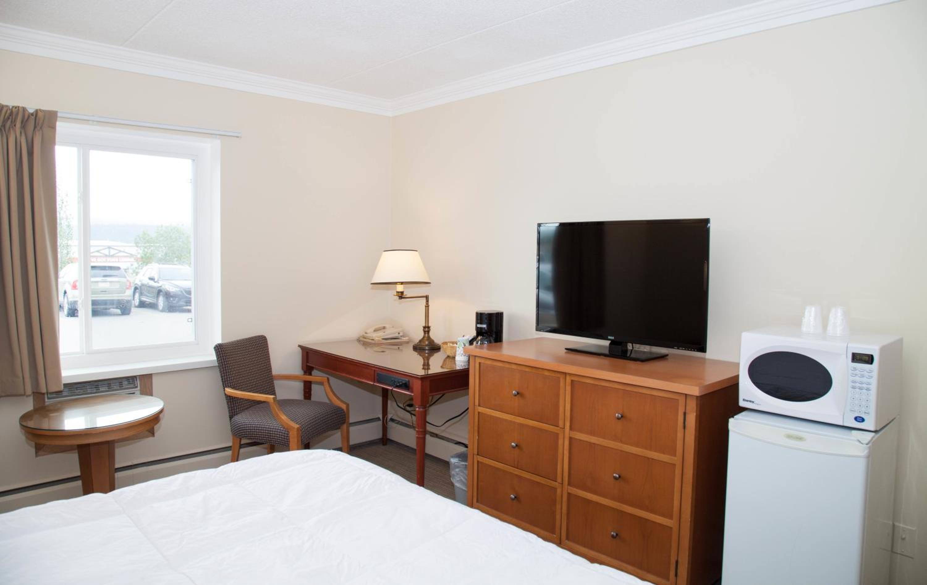 Hinton Vacations - Twin Pine Inn  Suites - Property Image 7