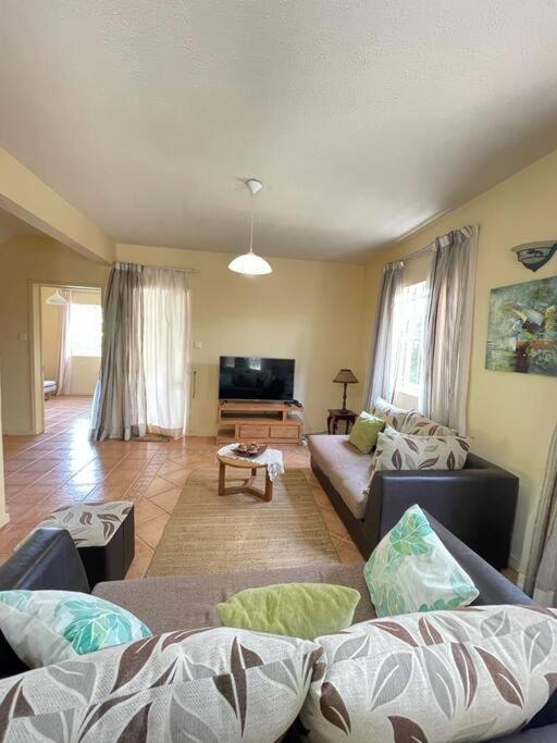Elegant villa with direct access to the beach