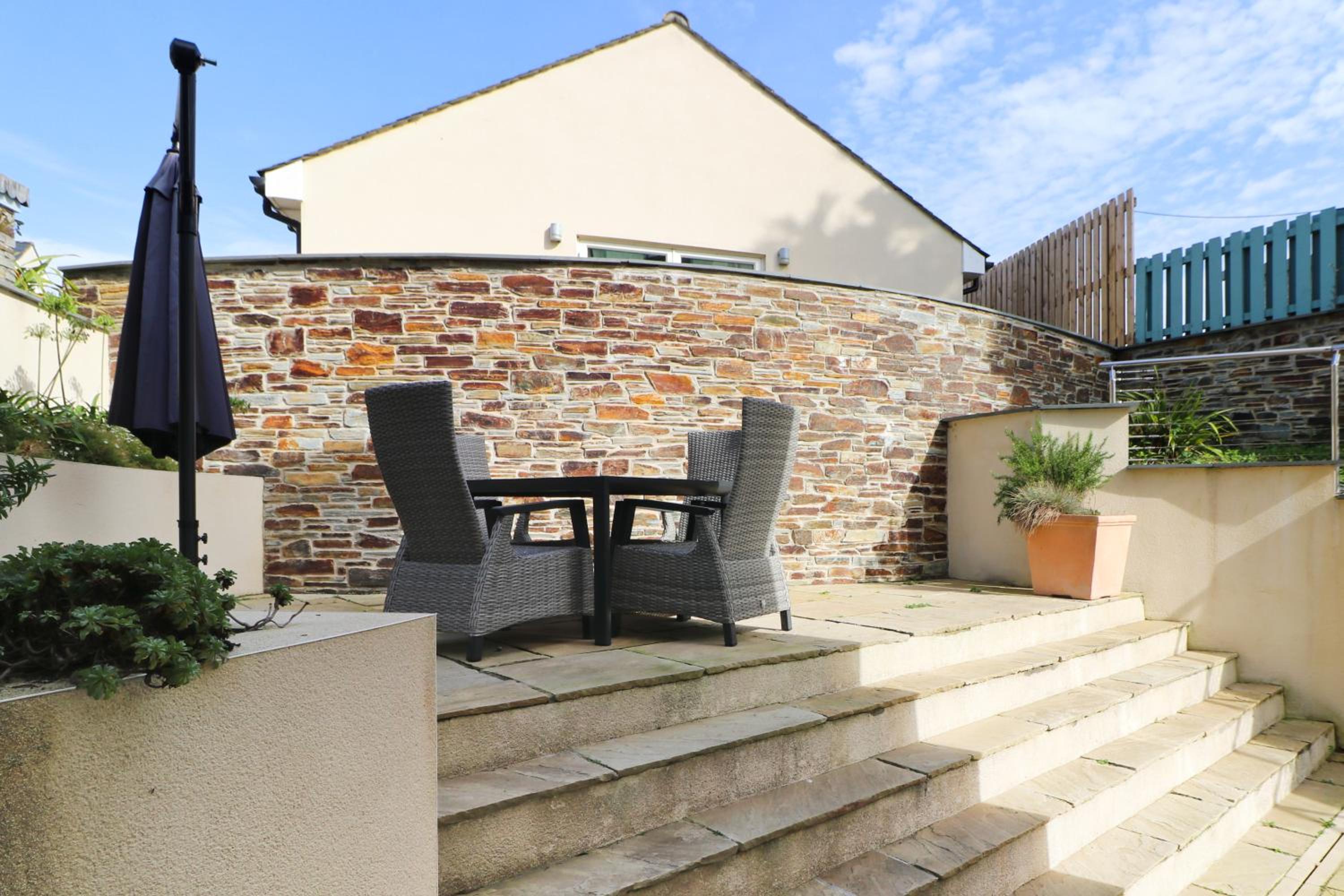 CLOSE TO BEACH, dogs welcome, private garden view 4