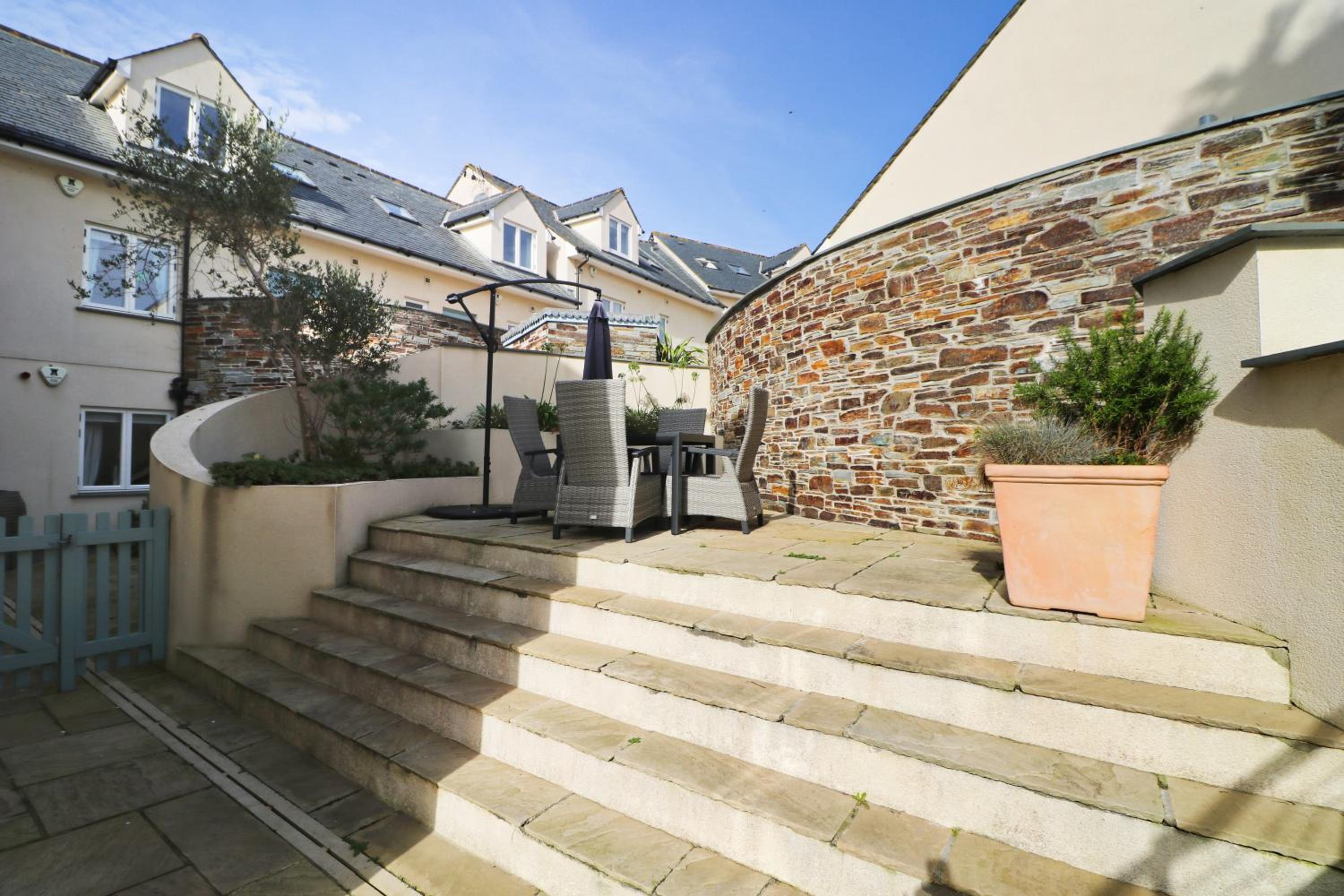 CLOSE TO BEACH, dogs welcome, private garden view 3