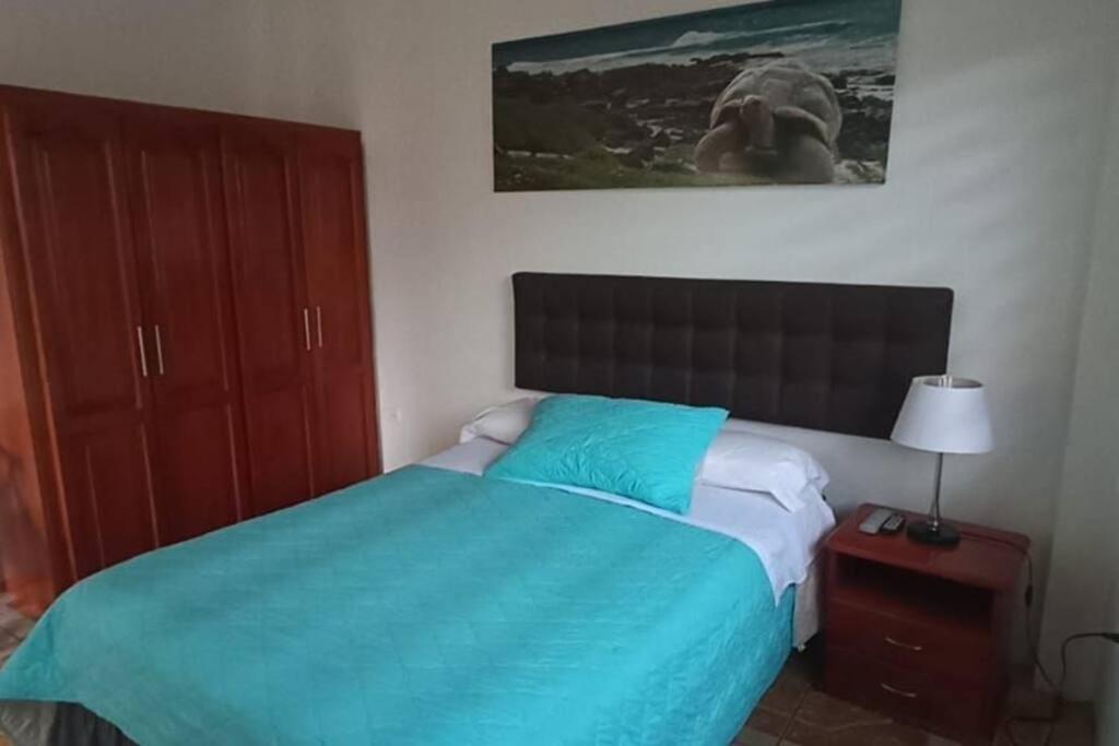 Teresita's House Suites con cocina privada , ideal para parejas, AC, wifi agua caliente, cerca del aeropuerto, a pocos pasos del malecón San Cristóbal