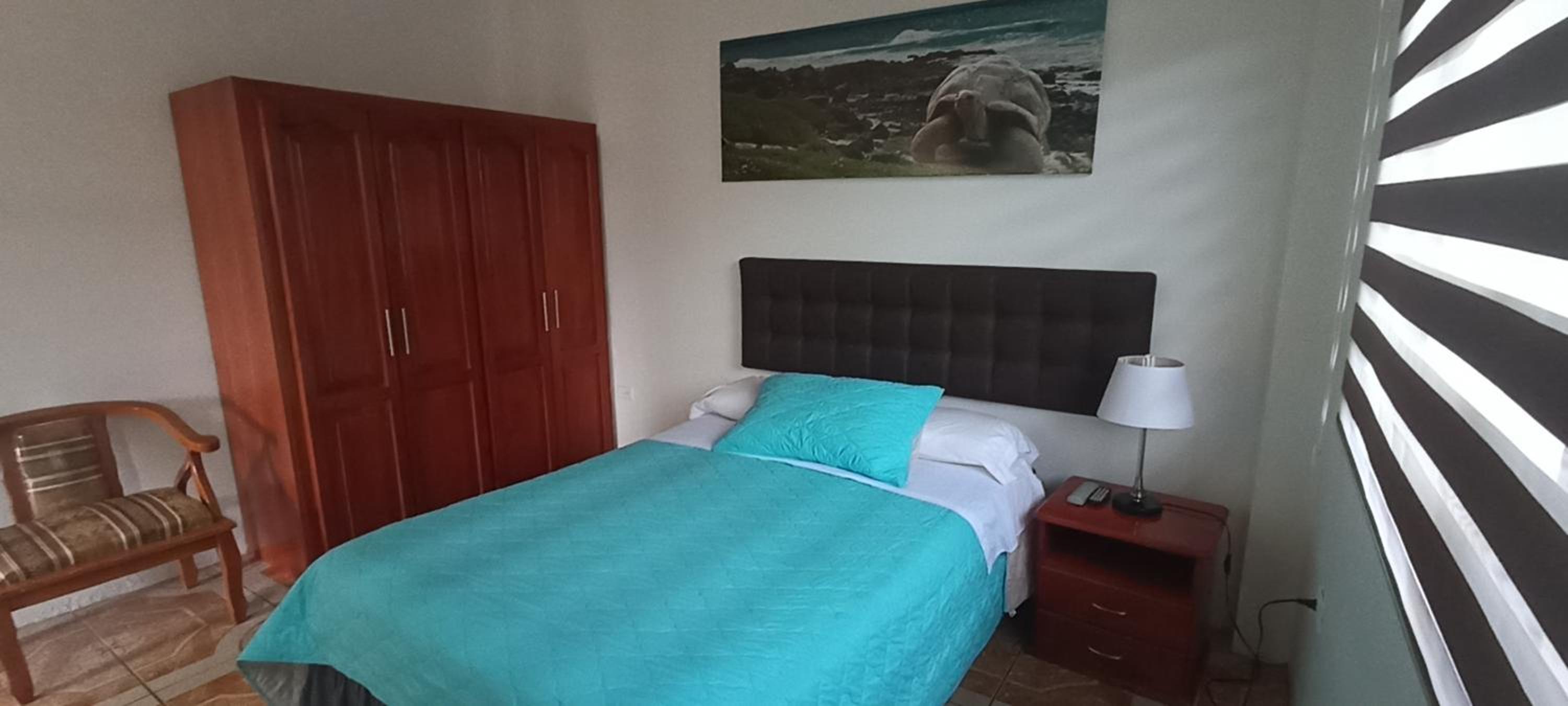 Teresita's House Suites con cocina privada , ideal para parejas, AC, wifi agua caliente, cerca del aeropuerto, a pocos pasos del malecón San Cristóbal