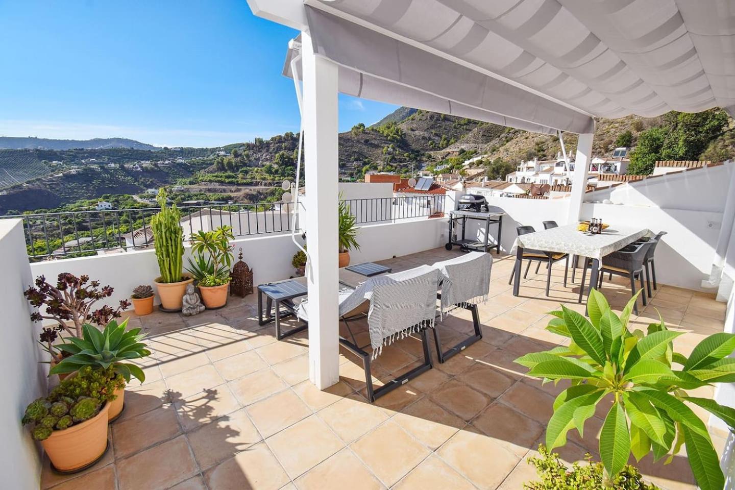 La Orza, Frigiliana Luxury center townhouse with pool and parking HansOnHoliday Rentals