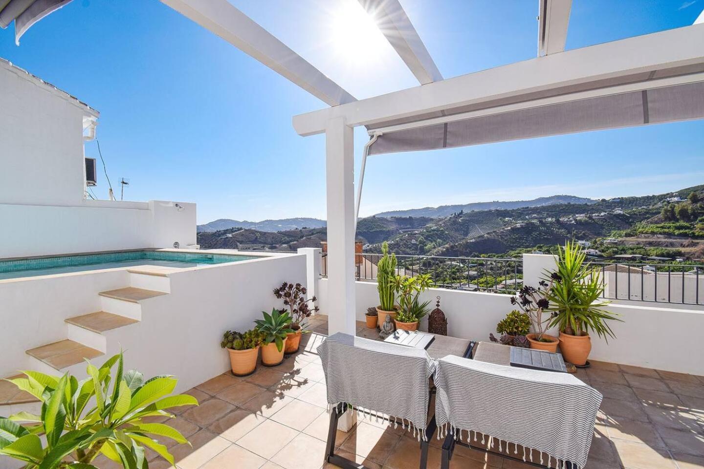 La Orza, Frigiliana Luxury center townhouse with pool and parking HansOnHoliday Rentals