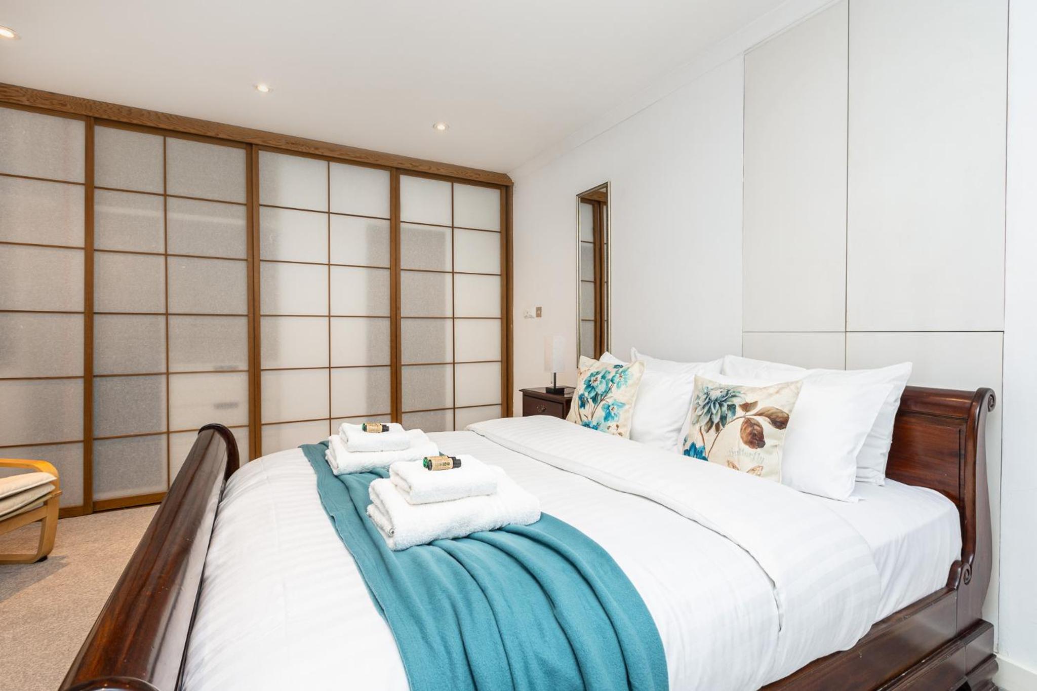 Central Stunning 2BR Flat w2 Patio in Kensington