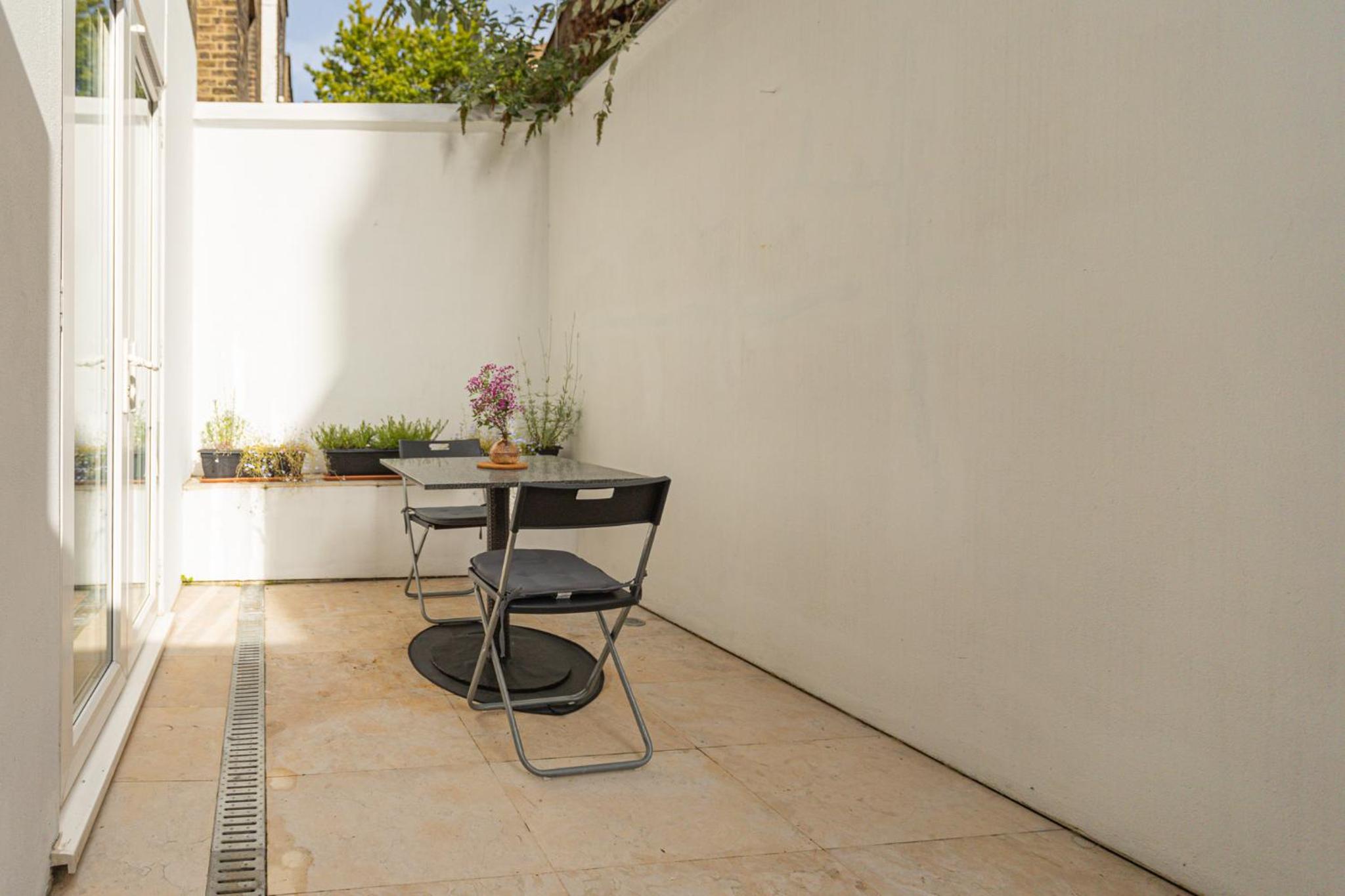 Central Stunning 2BR Flat w2 Patio in Kensington