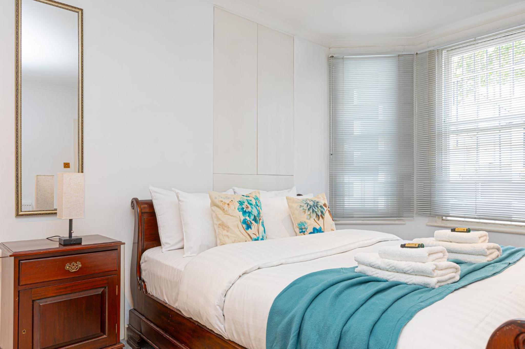 Central Stunning 2BR Flat w2 Patio in Kensington