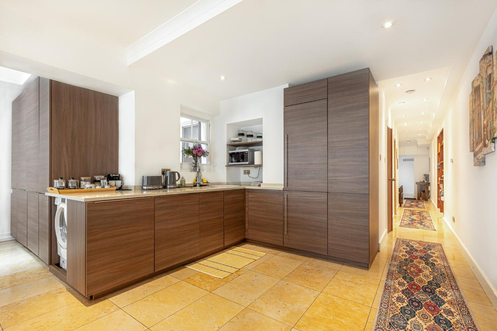Central Stunning 2BR Flat w2 Patio in Kensington