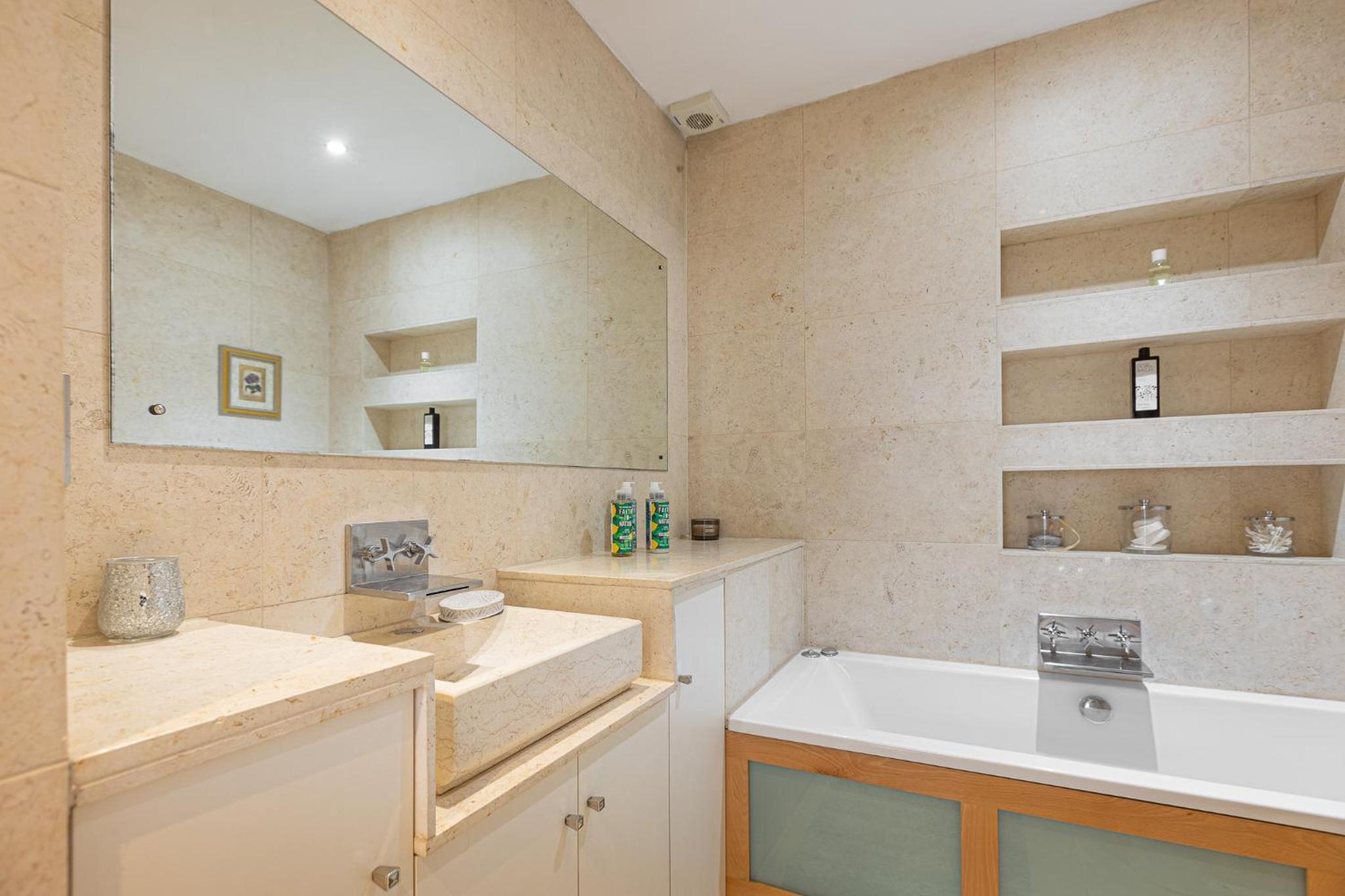 Central Stunning 2BR Flat w2 Patio in Kensington