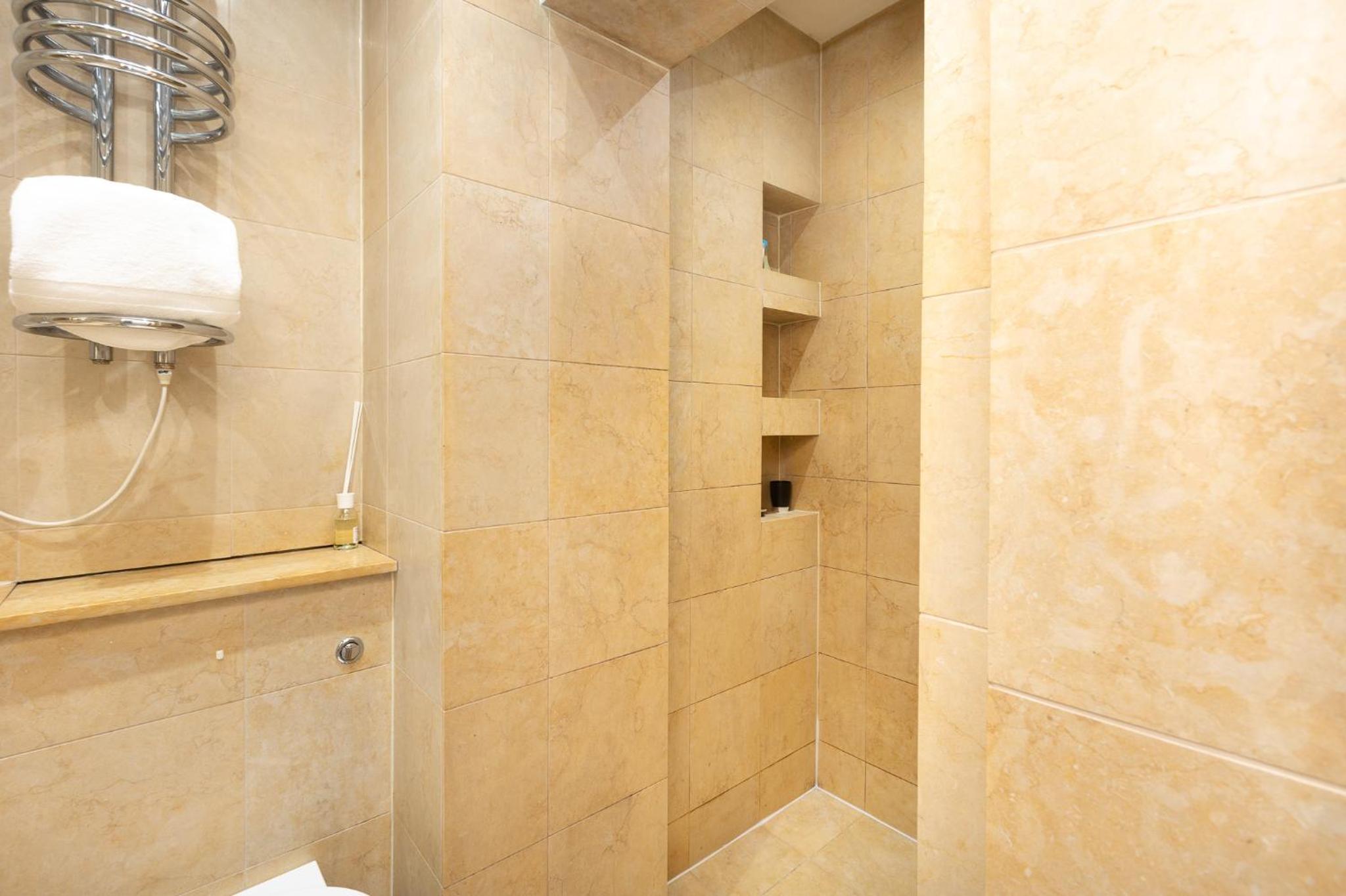 Central Stunning 2BR Flat w2 Patio in Kensington