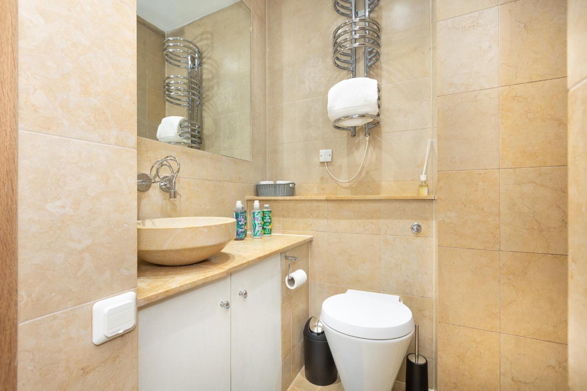 Central Stunning 2BR Flat w2 Patio in Kensington