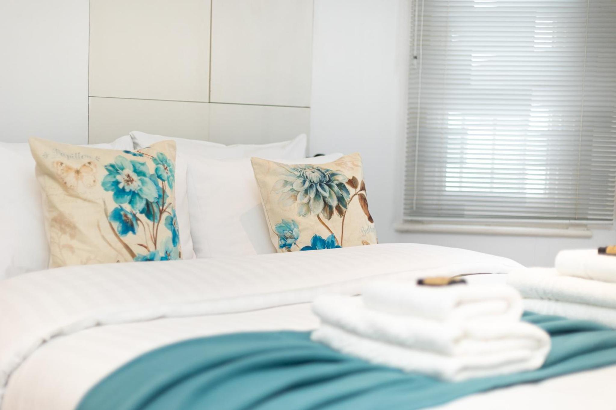 Central Stunning 2BR Flat w2 Patio in Kensington