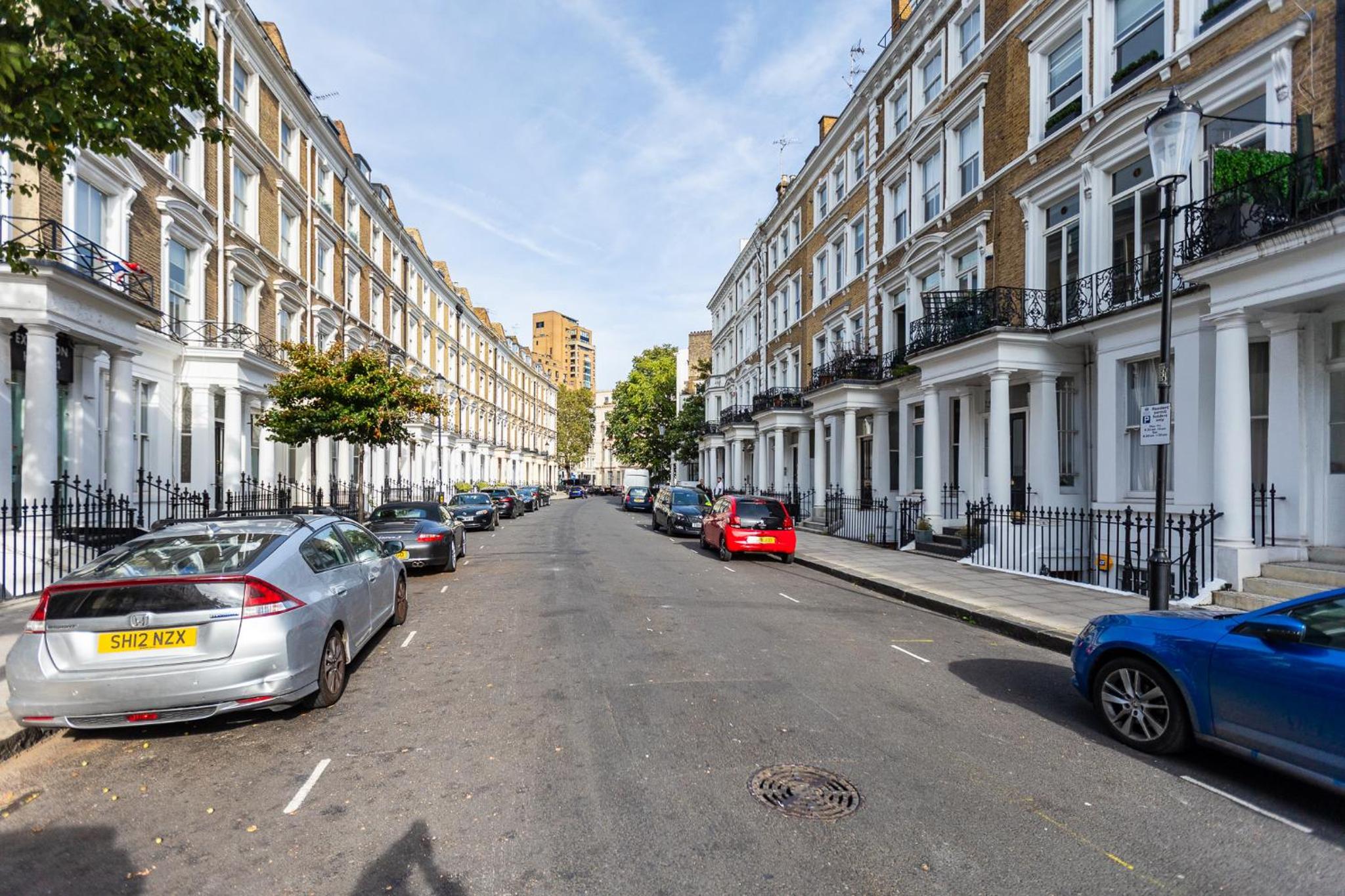 Central Stunning 2BR Flat w2 Patio in Kensington