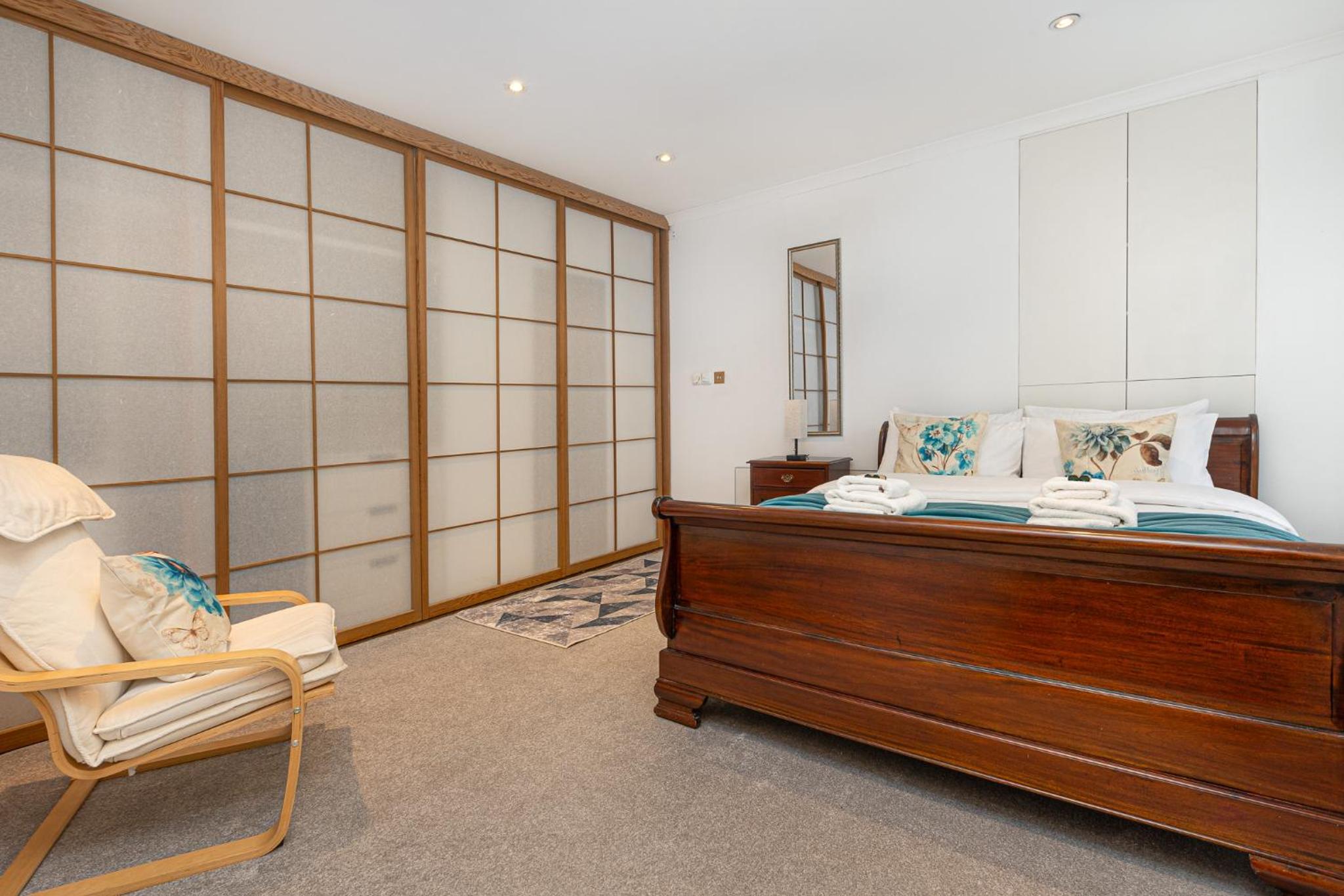Central Stunning 2BR Flat w2 Patio in Kensington