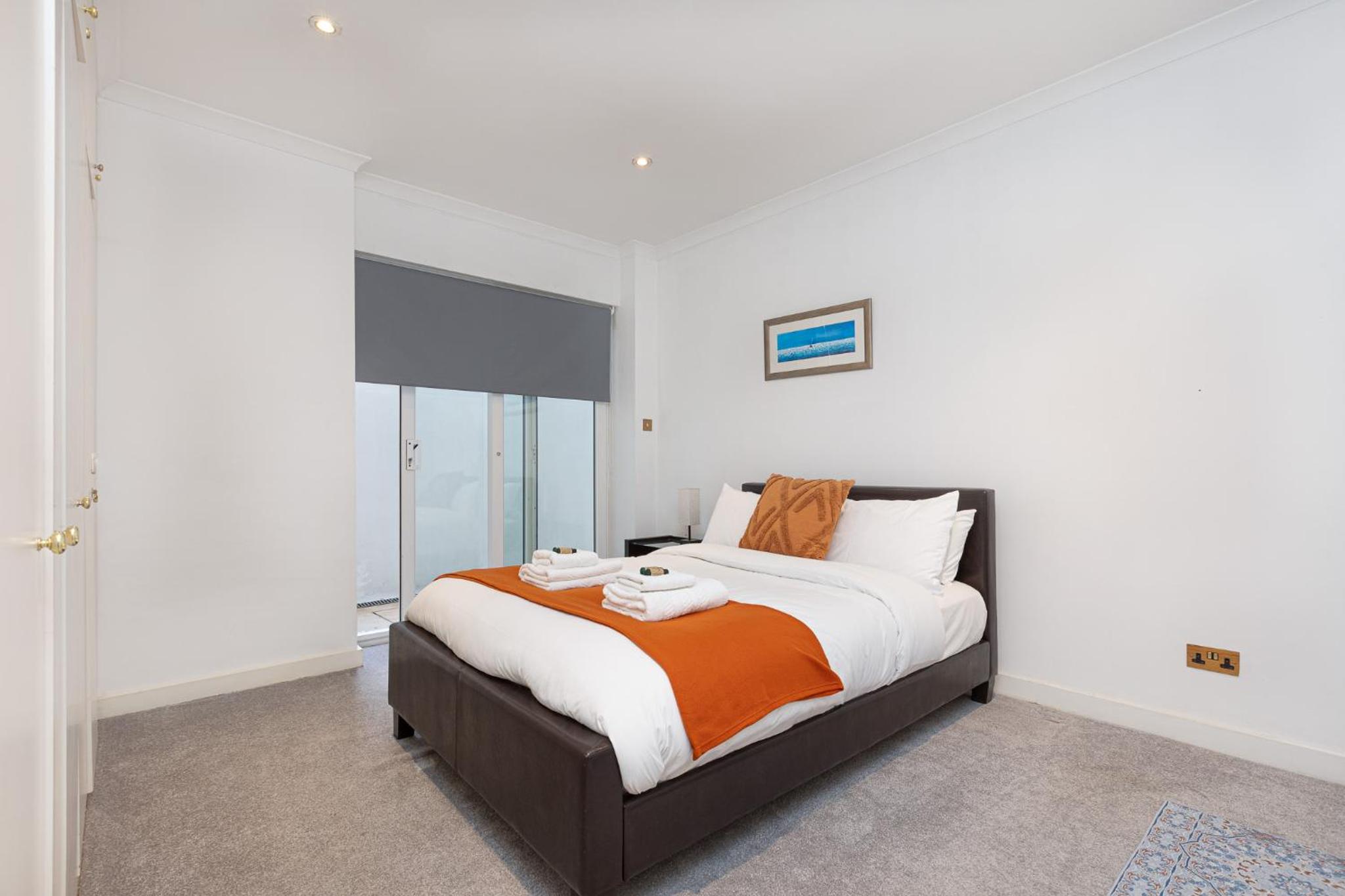 Central Stunning 2BR Flat w2 Patio in Kensington