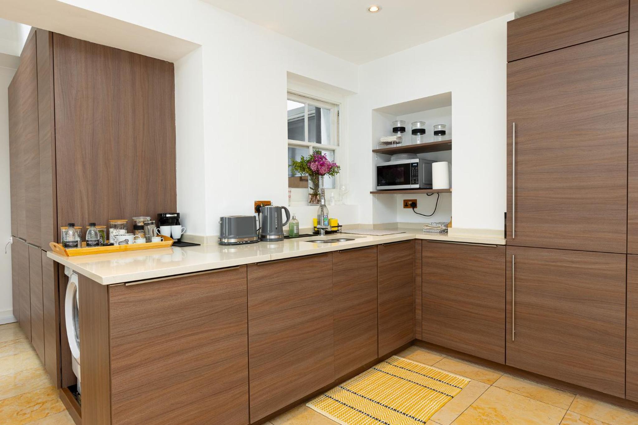 Central Stunning 2BR Flat w2 Patio in Kensington