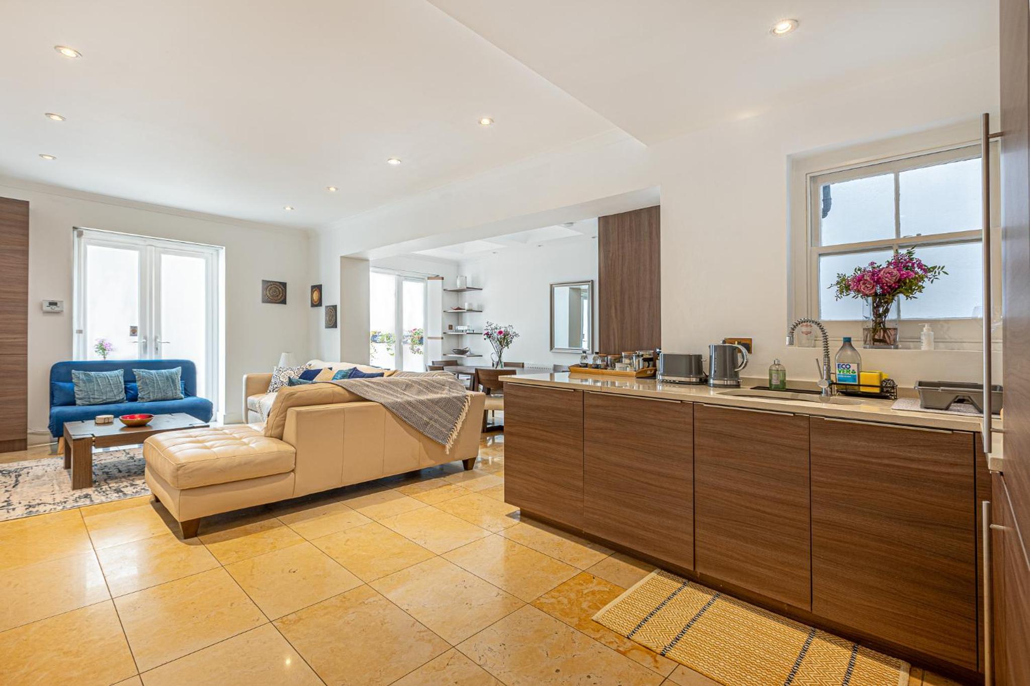 Central Stunning 2BR Flat w2 Patio in Kensington