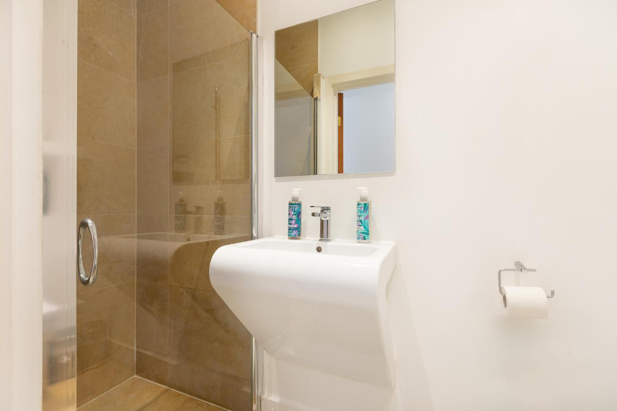 Central Stunning 2BR Flat w2 Patio in Kensington