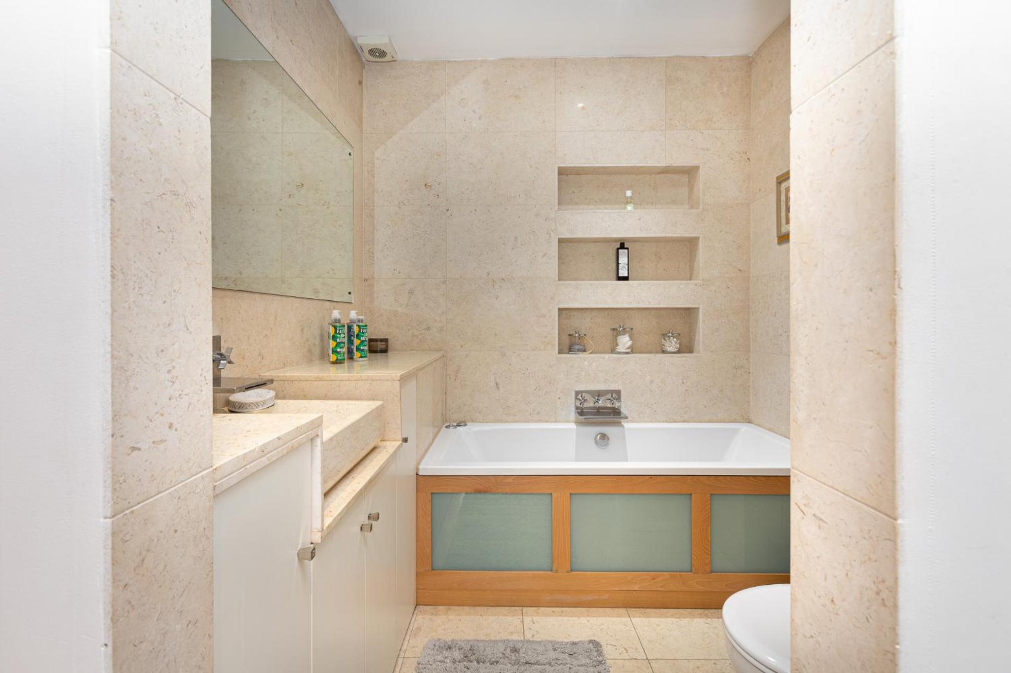Central Stunning 2BR Flat w2 Patio in Kensington