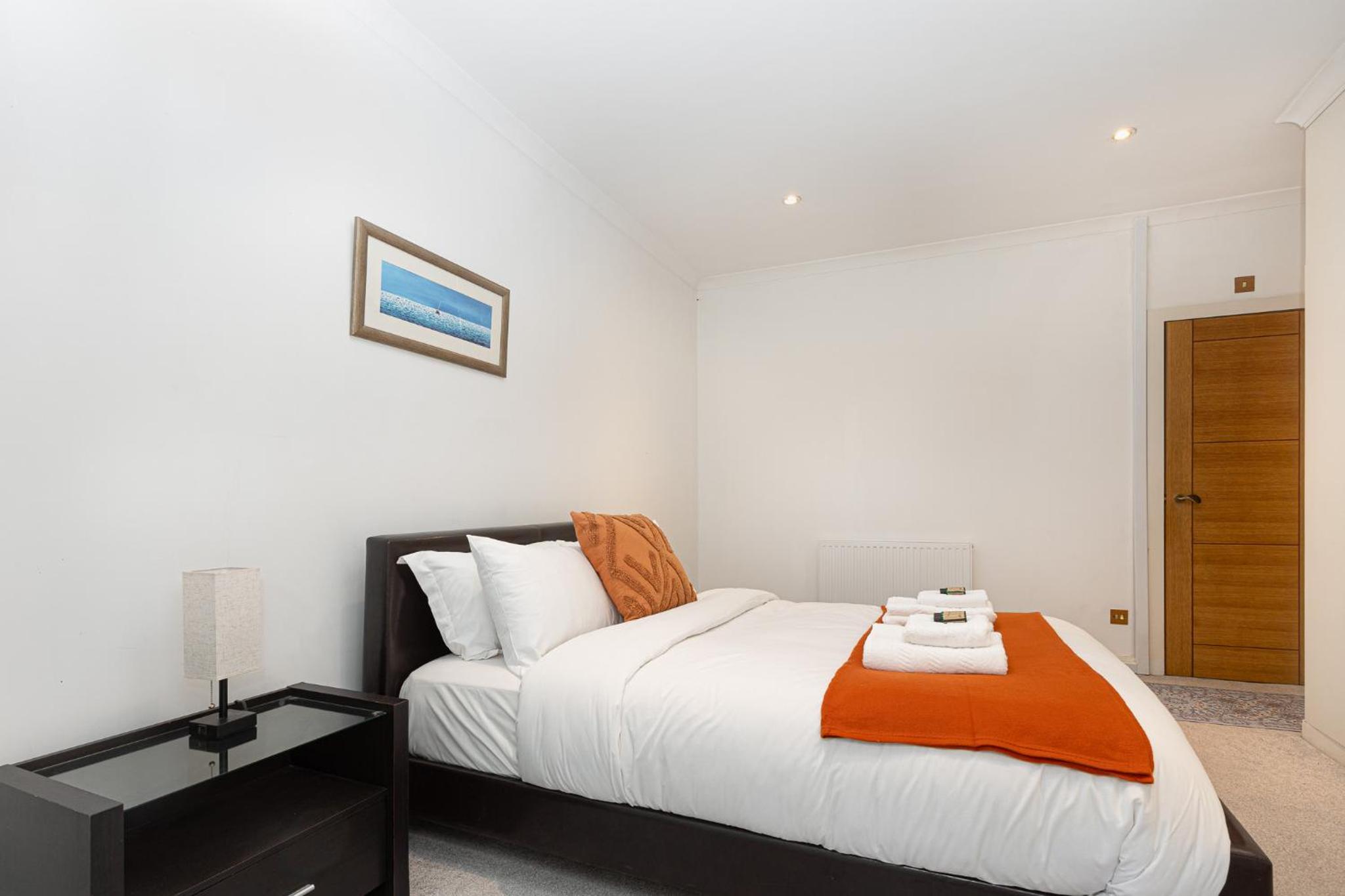 Central Stunning 2BR Flat w2 Patio in Kensington