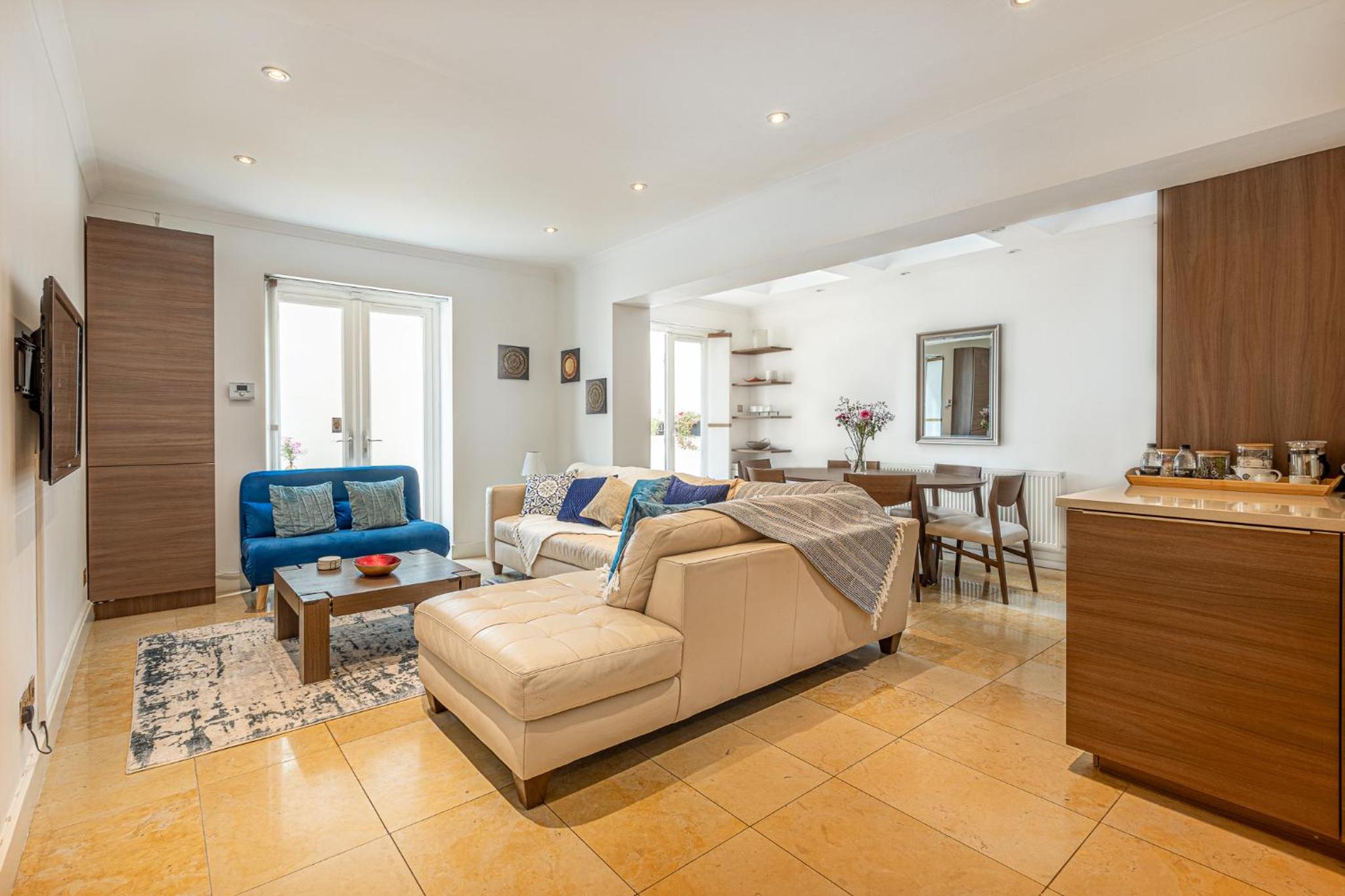 Central Stunning 2BR Flat w2 Patio in Kensington