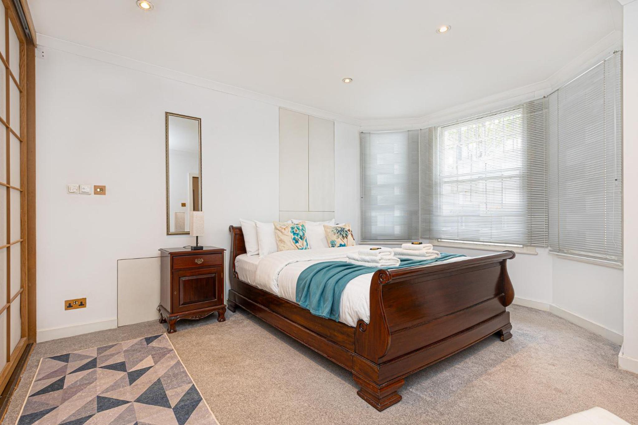 Central Stunning 2BR Flat w2 Patio in Kensington