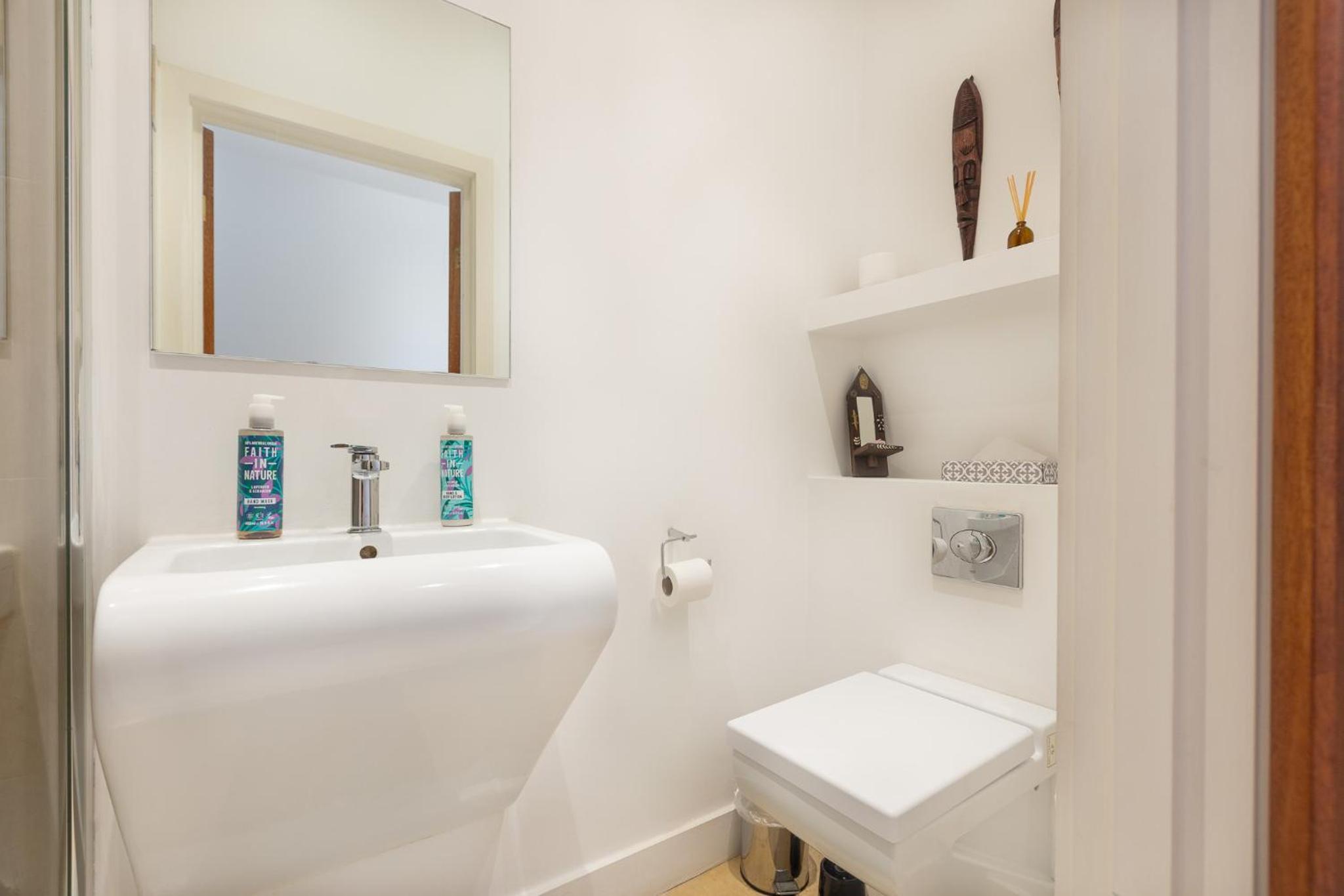 Central Stunning 2BR Flat w2 Patio in Kensington