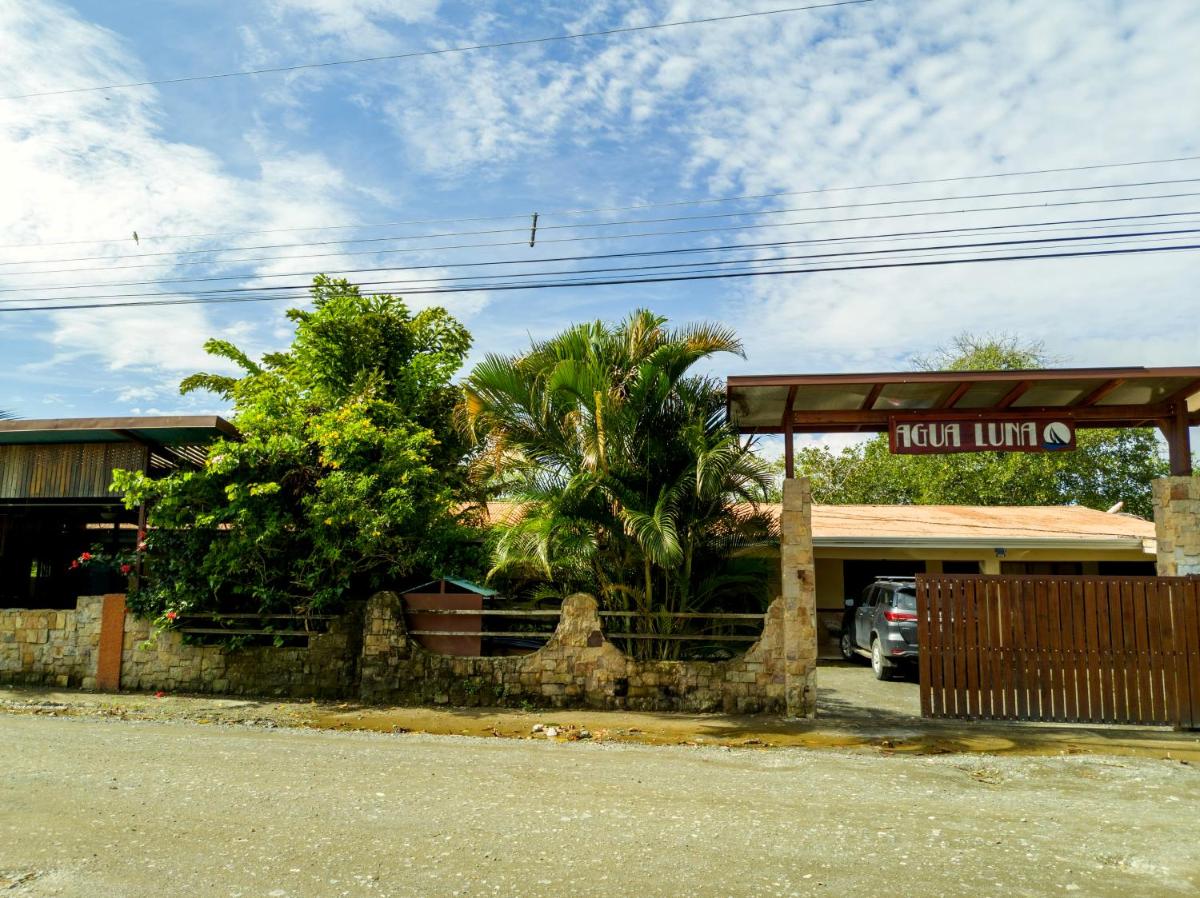 Hotel Cabinas Agua Luna (Frente al Mar) - Image 1
