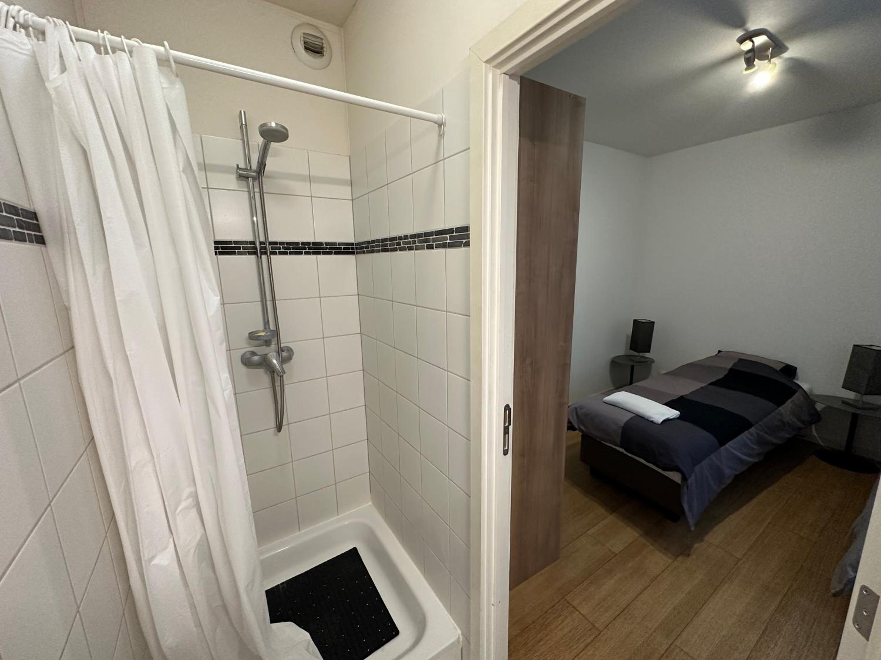 3 Bedroom Apartment in City Center with Balcony View