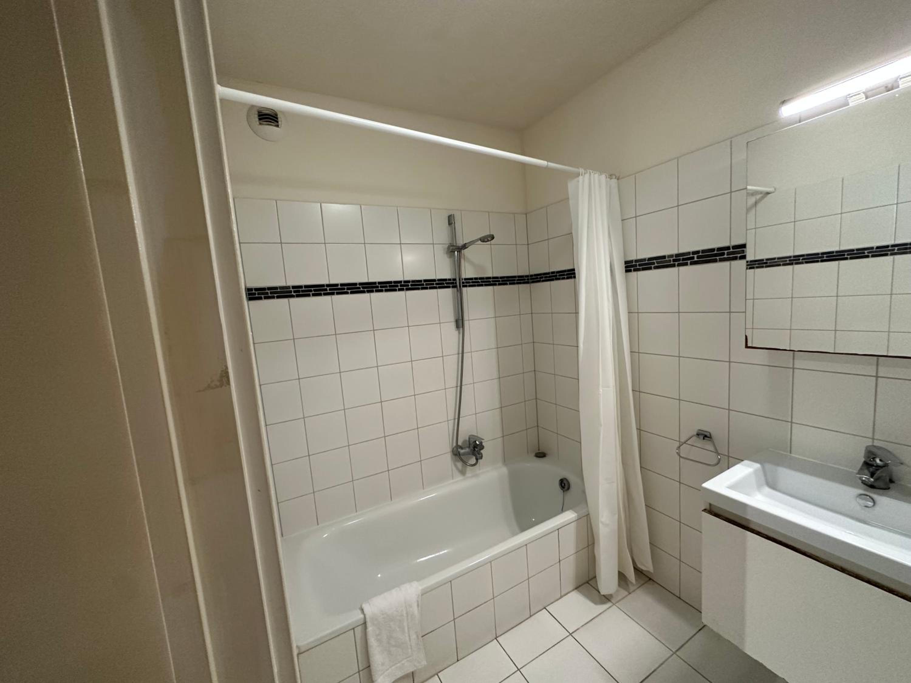 3 Bedroom Apartment in City Center with Balcony View