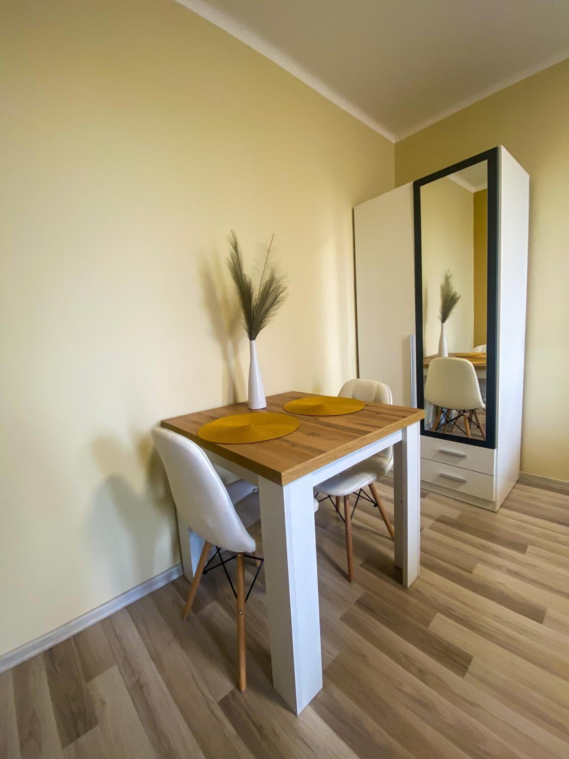 Fresh smartly designed Studio Flat & sunny balcony view 2