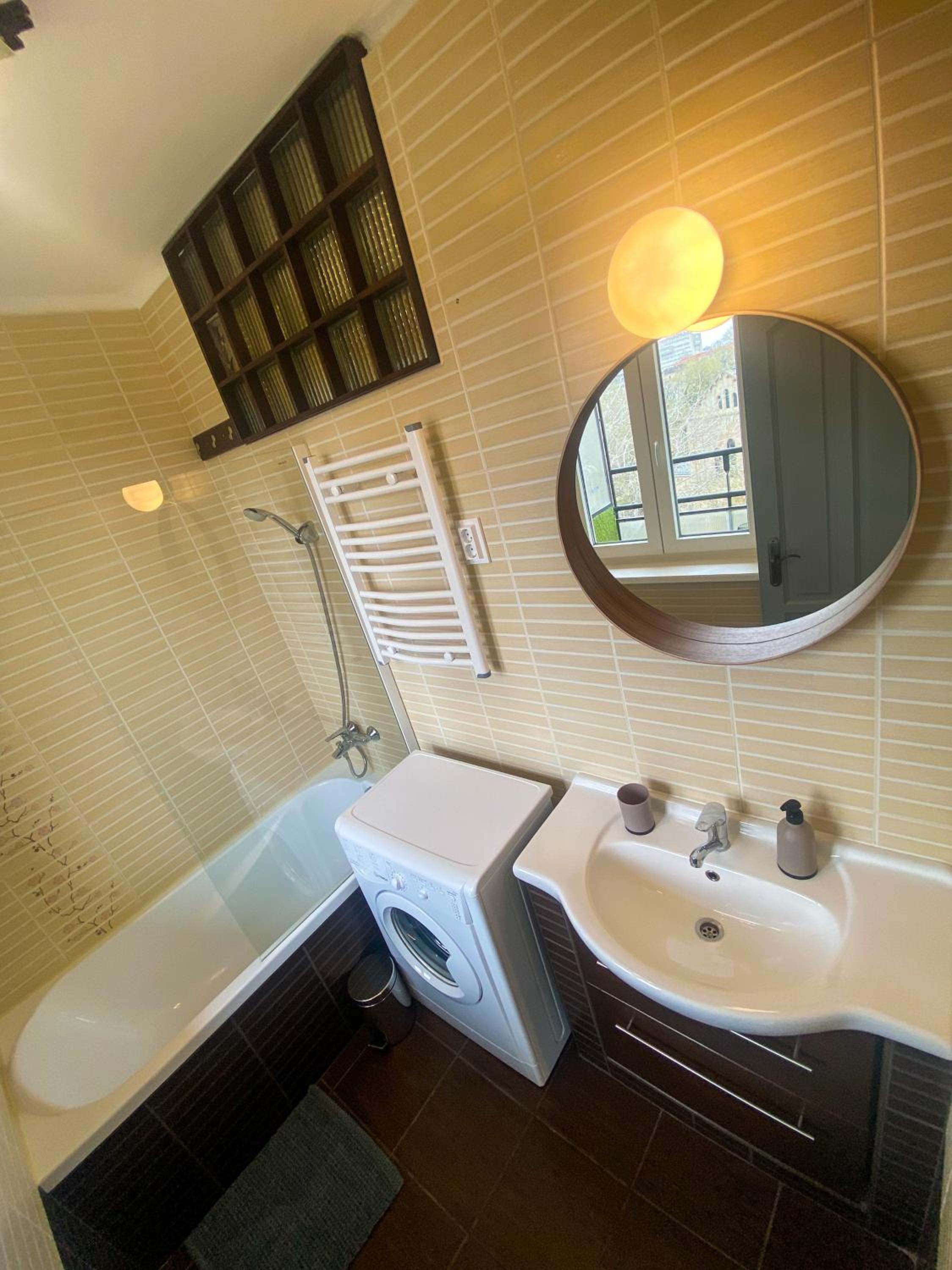 Fresh smartly designed Studio Flat & sunny balcony view 3
