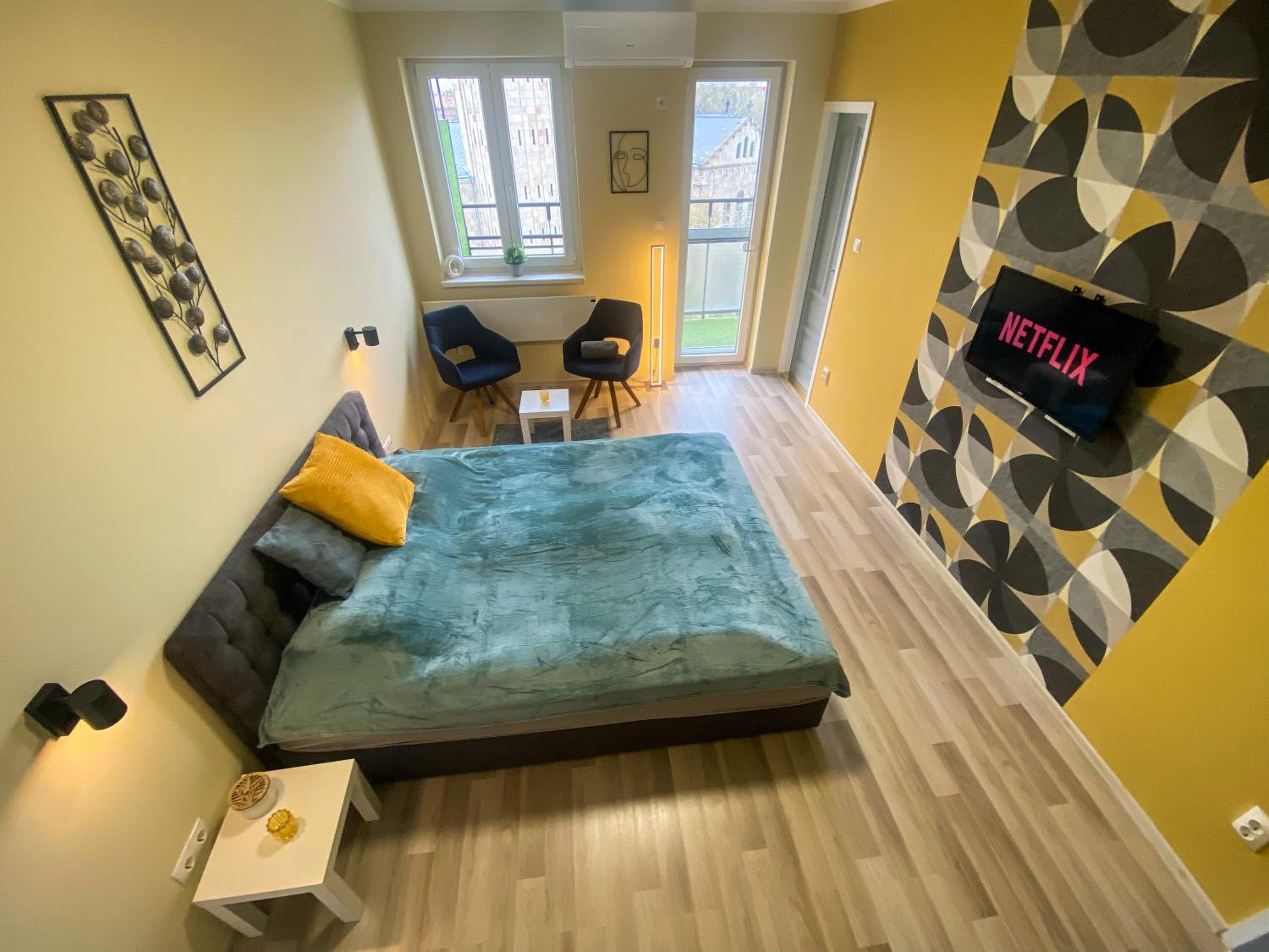 Fresh smartly designed Studio Flat & sunny balcony view 4