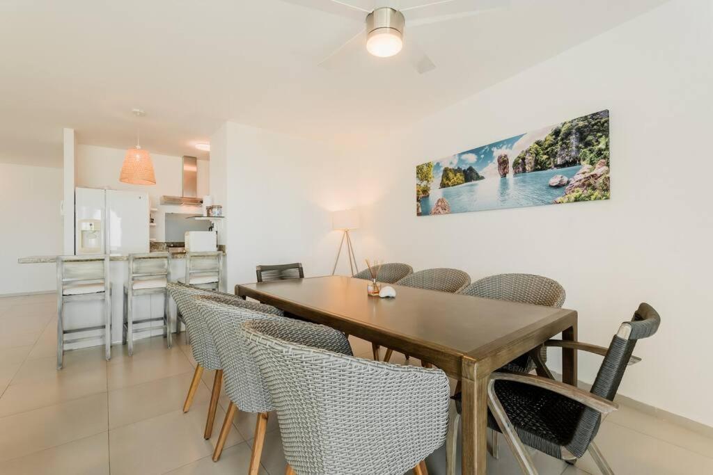 BLUE DREAM Beachfront 2 BDR by Casa Paraiso