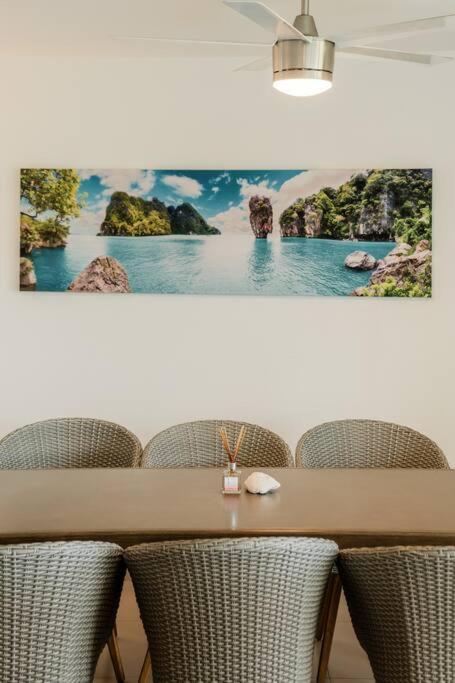 BLUE DREAM Beachfront 2 BDR by Casa Paraiso