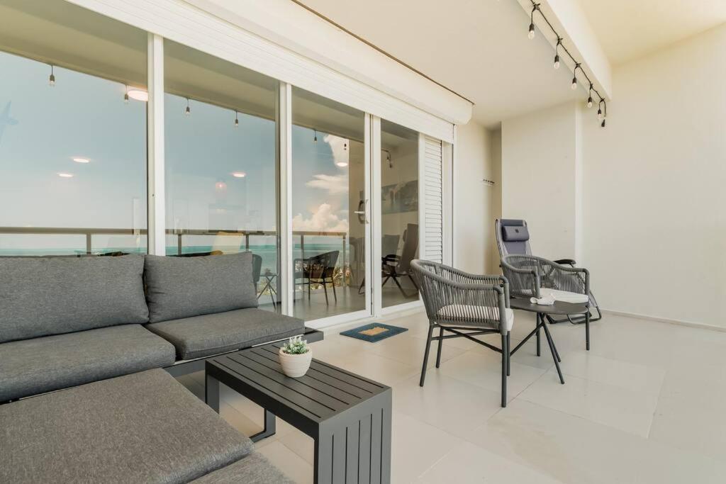 BLUE DREAM Beachfront 2 BDR by Casa Paraiso