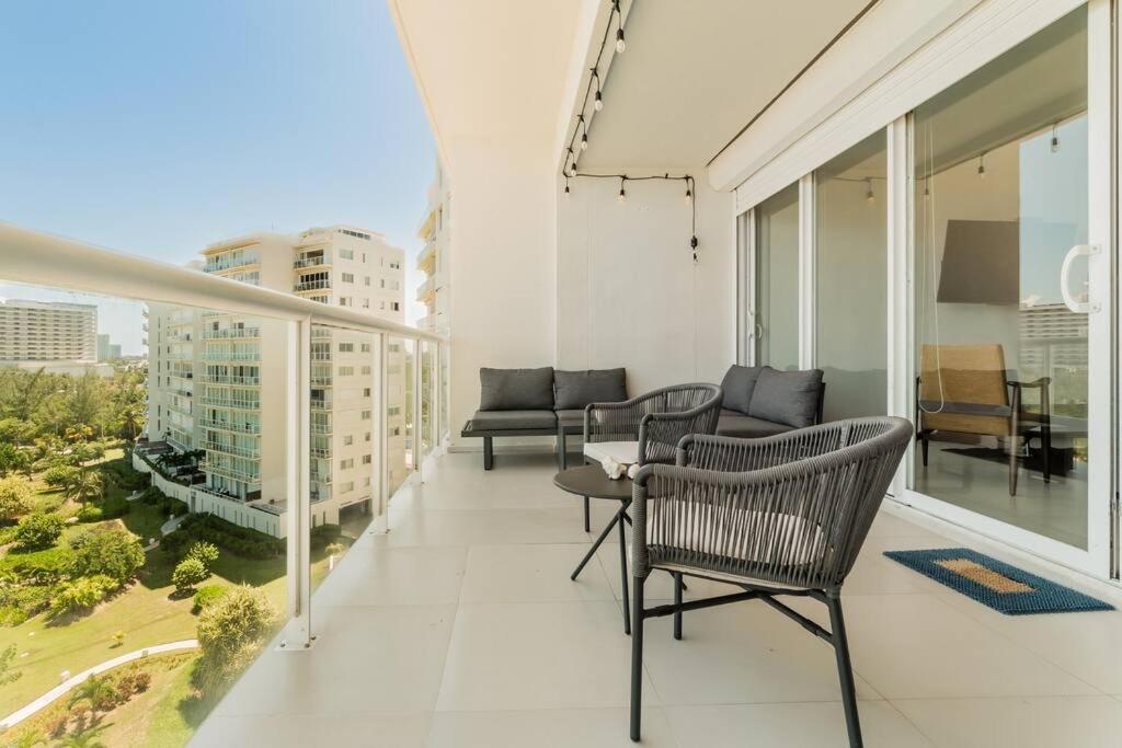 BLUE DREAM Beachfront 2 BDR by Casa Paraiso