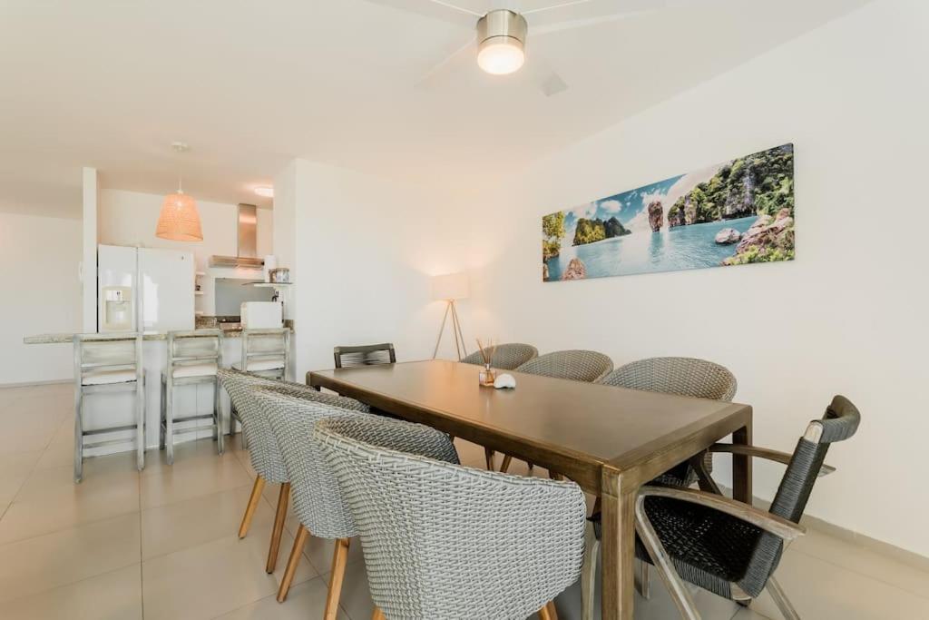 BLUE DREAM Beachfront 2 BDR by Casa Paraiso